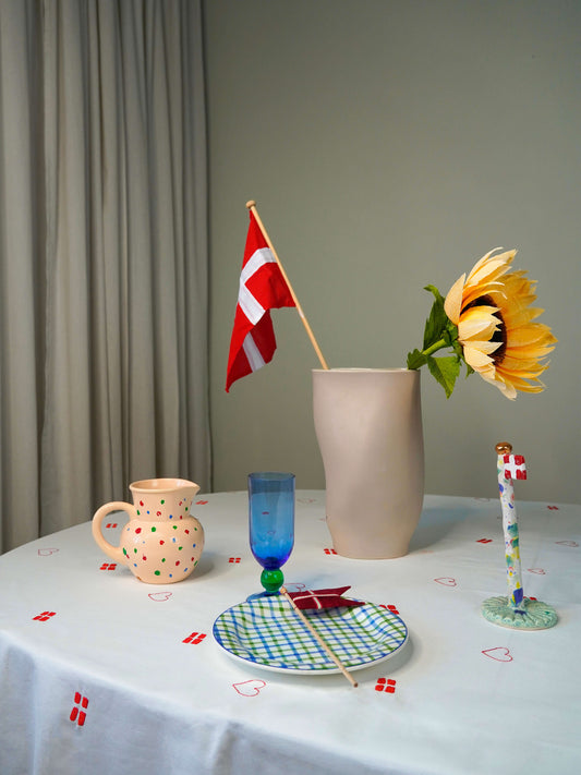 Celebration Dug på dækket bord – en broderet dug, der bringer hygge, tradition og dansk design til dine festlige stunder.