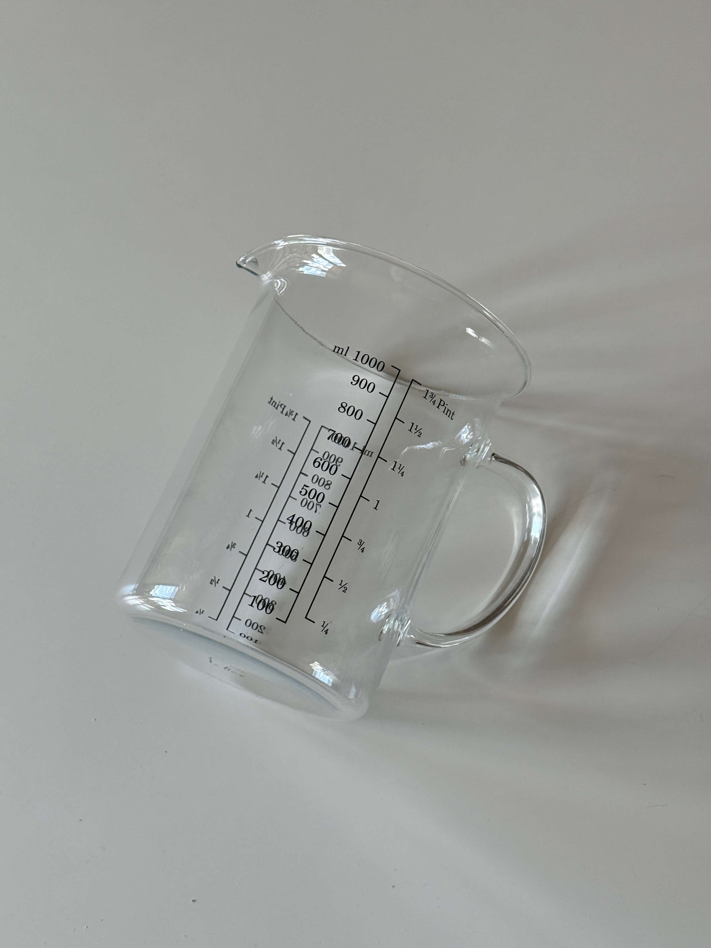 Glas målebæger med hældetud