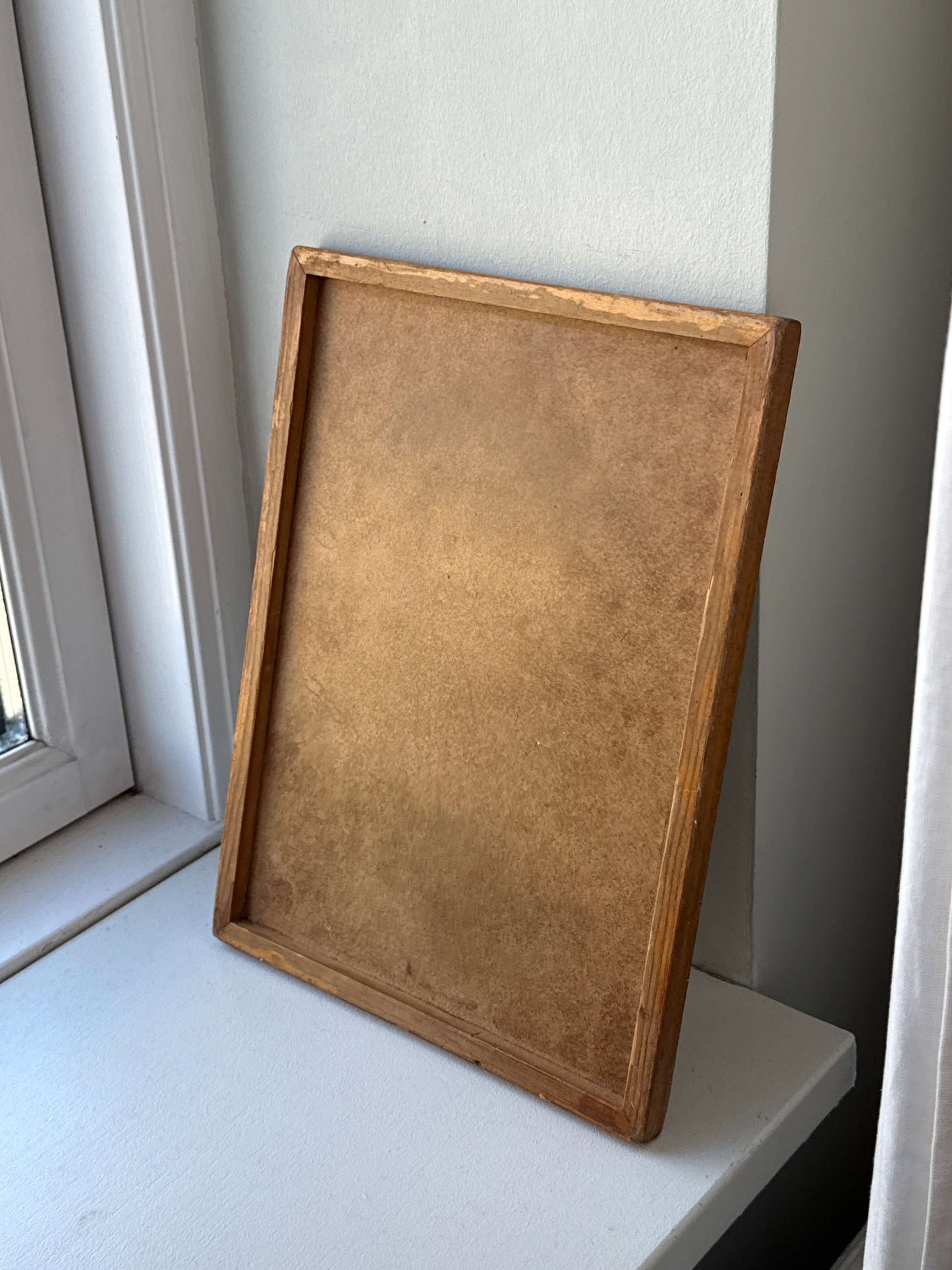 Træramme med mosaik- og flisekunst