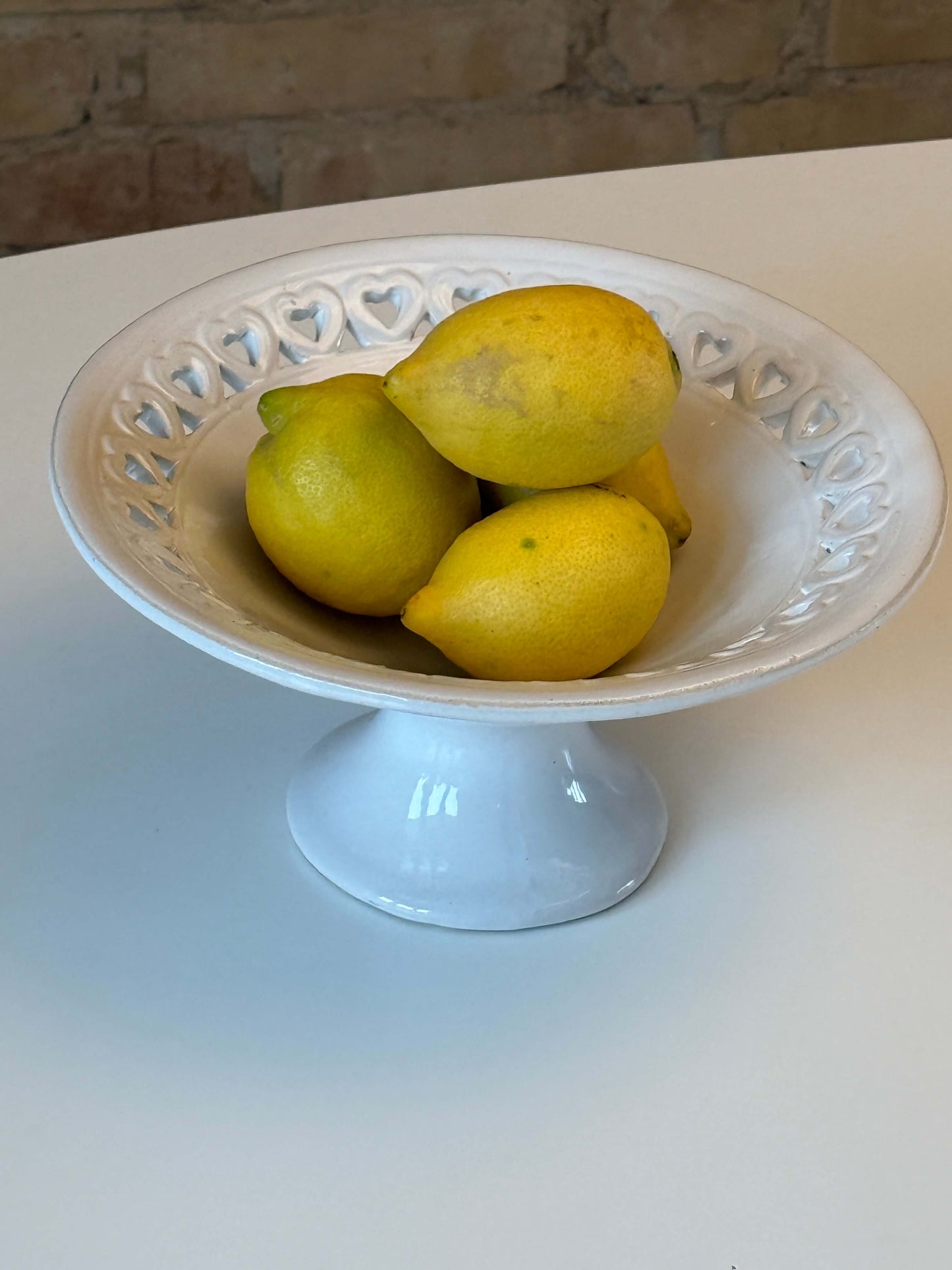 Porcelænsskål på piedestal