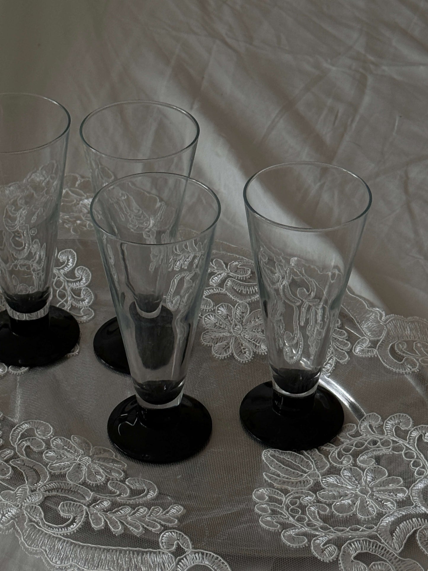 Franske glas på sorte fødder