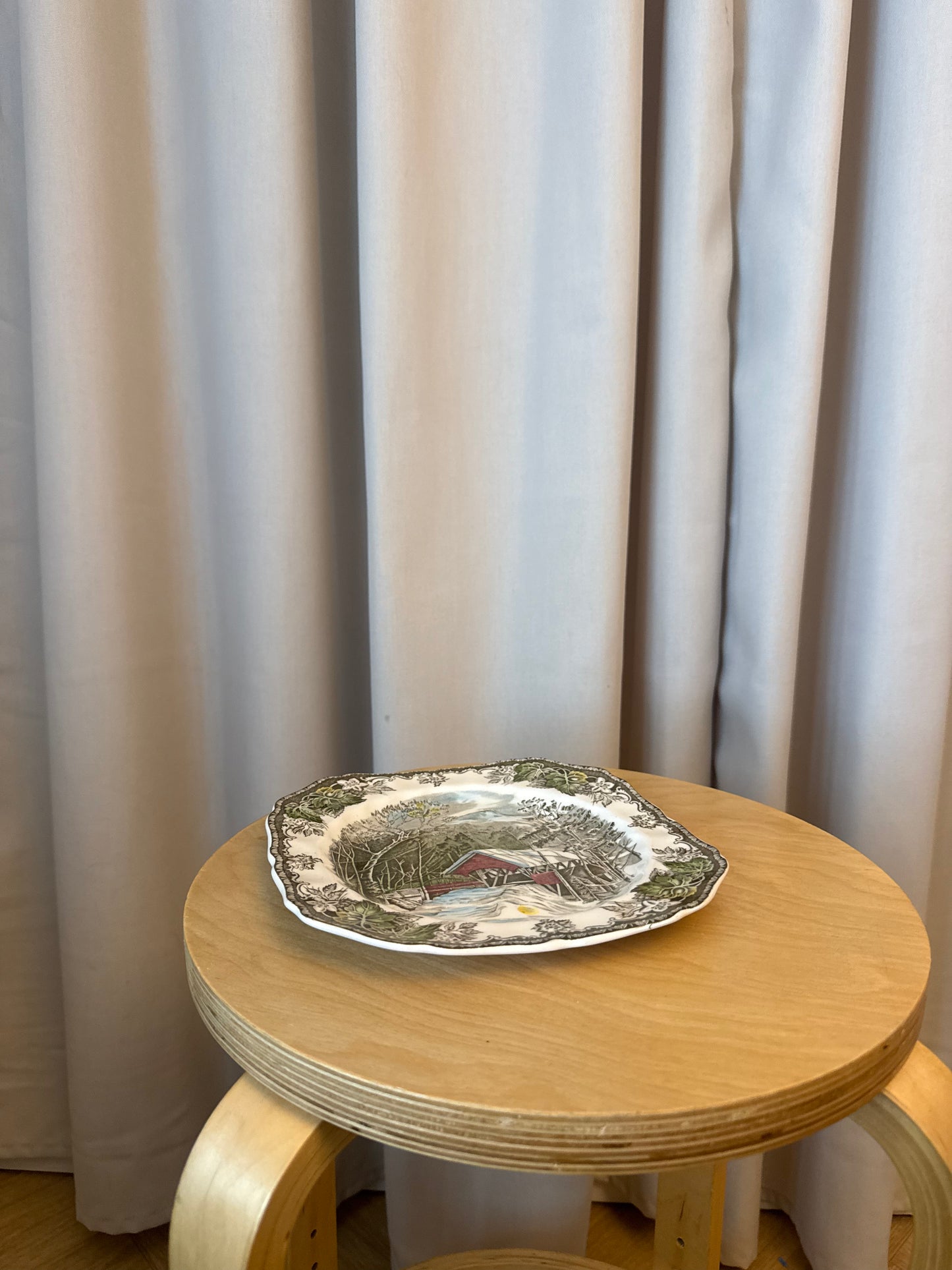 Firkantet tallerken i engelsk porcelæn