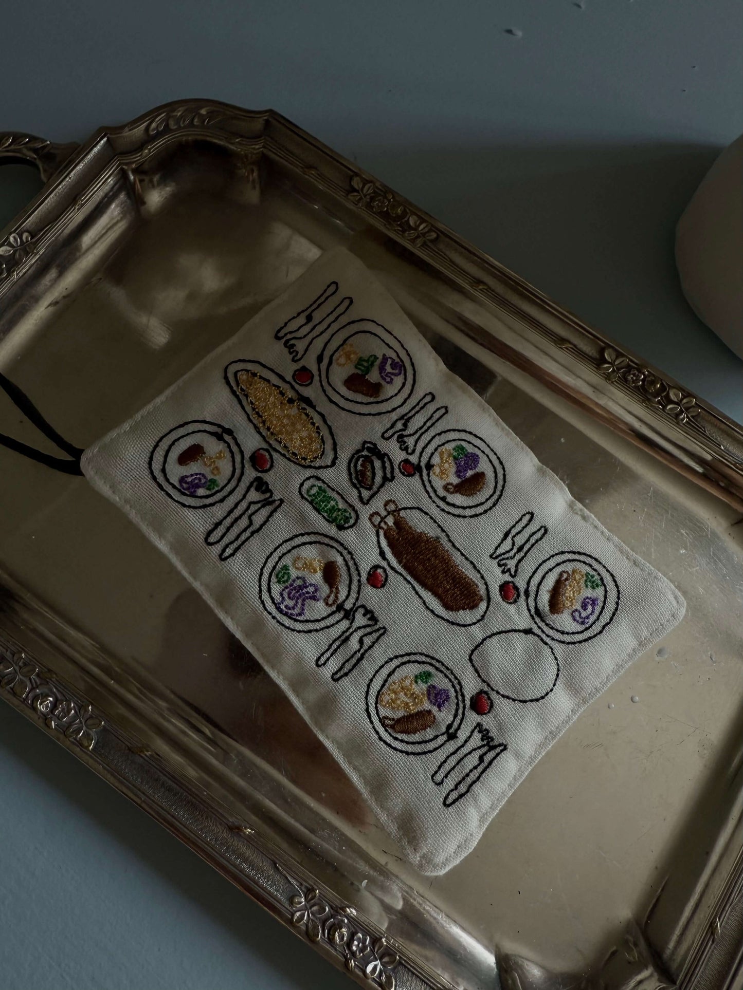 Julepynt – Polstret ornament med broderet julebord