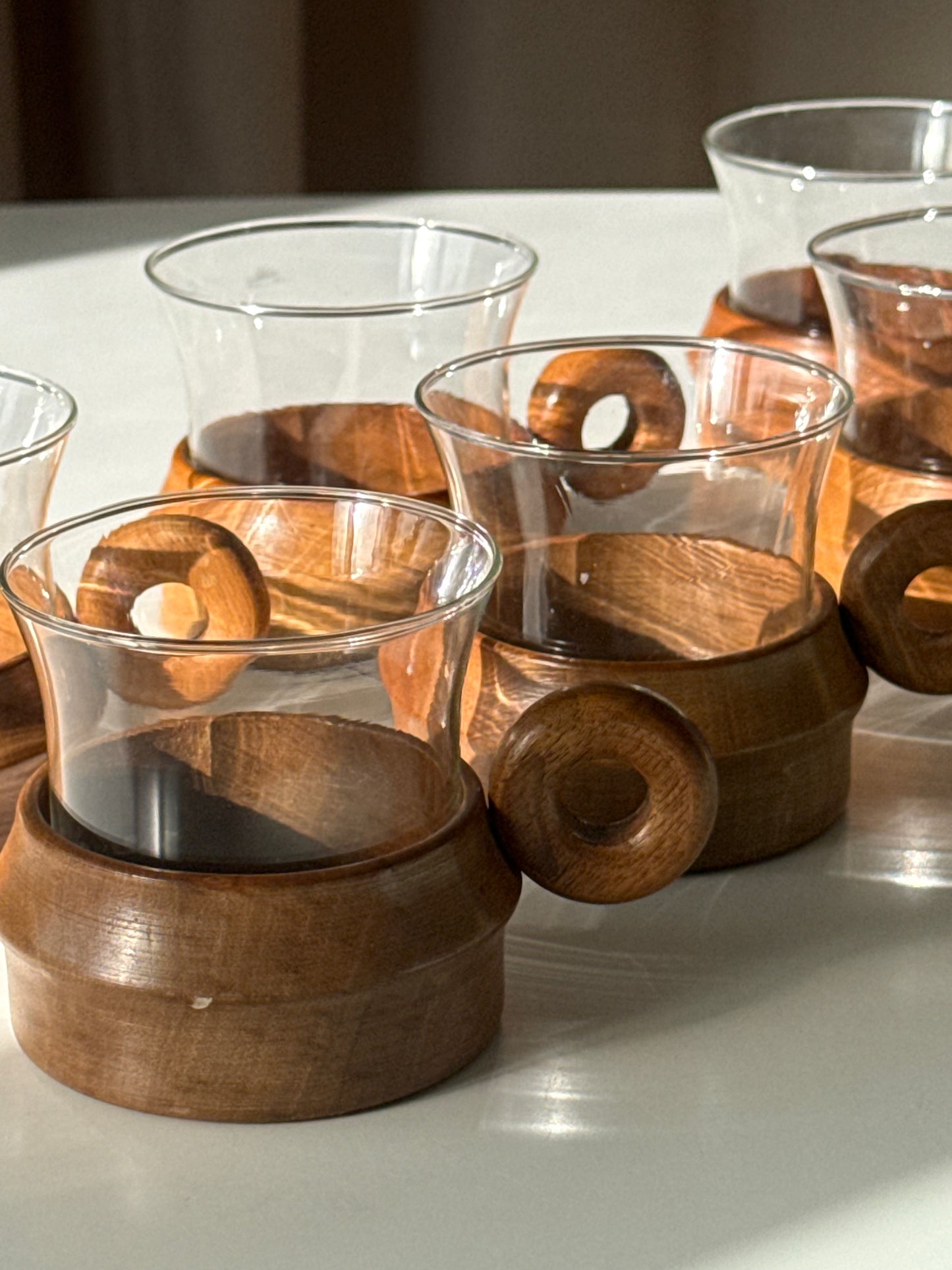 Retro kaffekopper med træfod