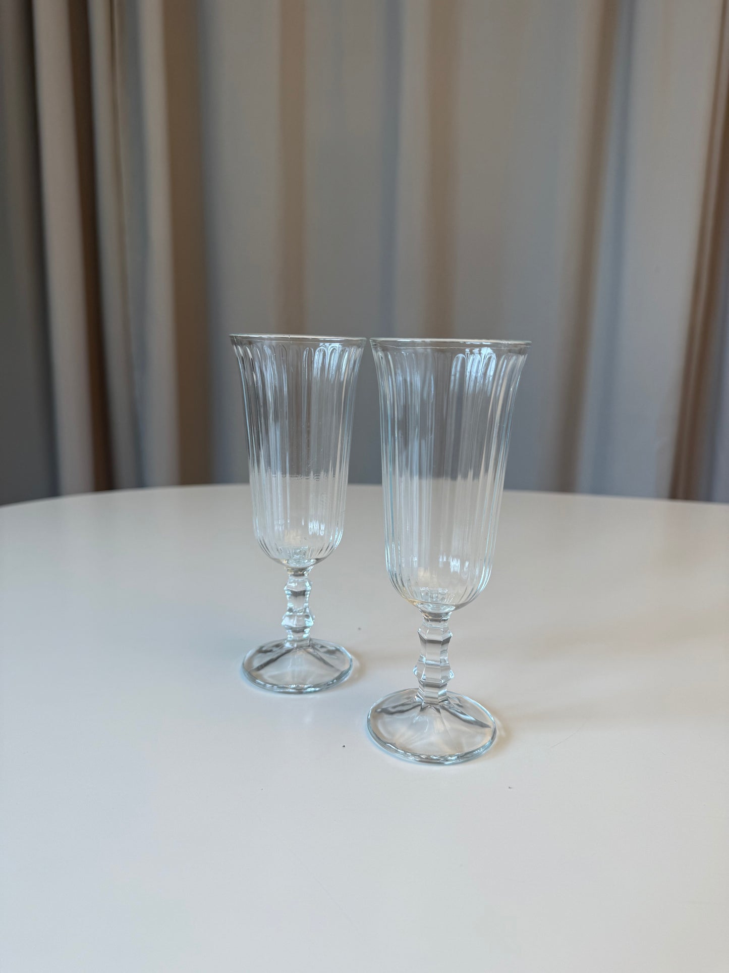 Champagneglas med rillet mønster