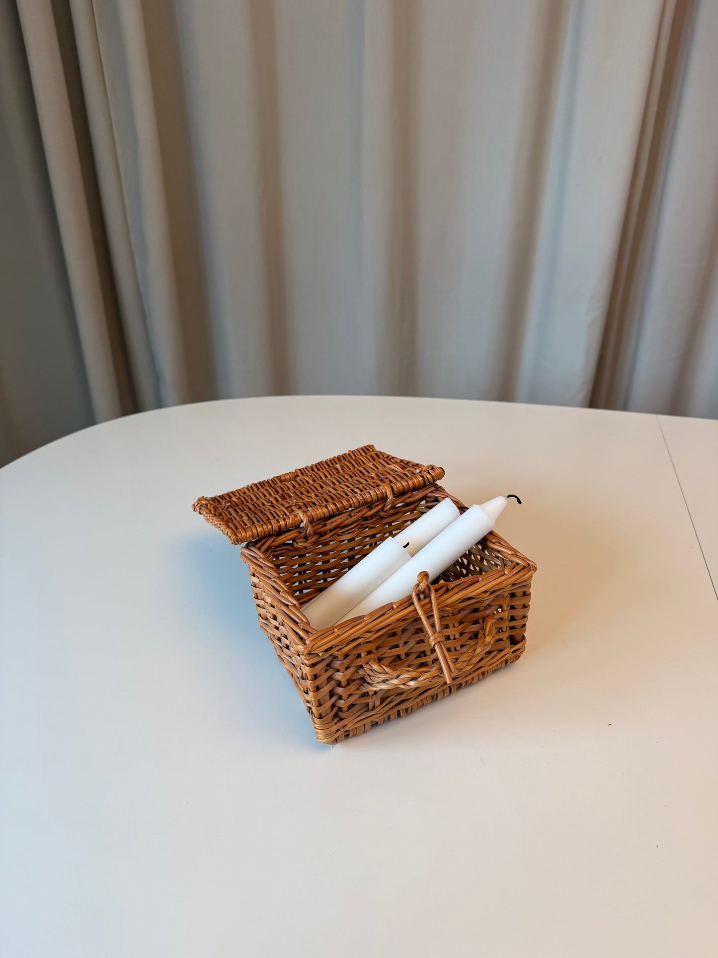 Lille flettet kurv med låg