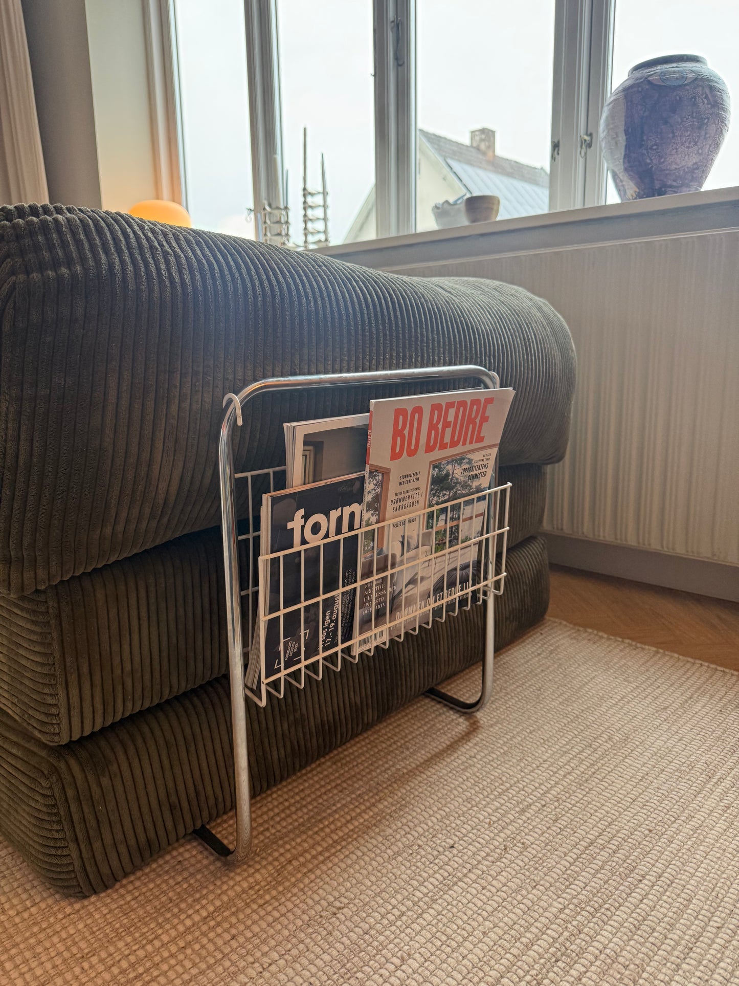 Ophængt magasinholder i metal