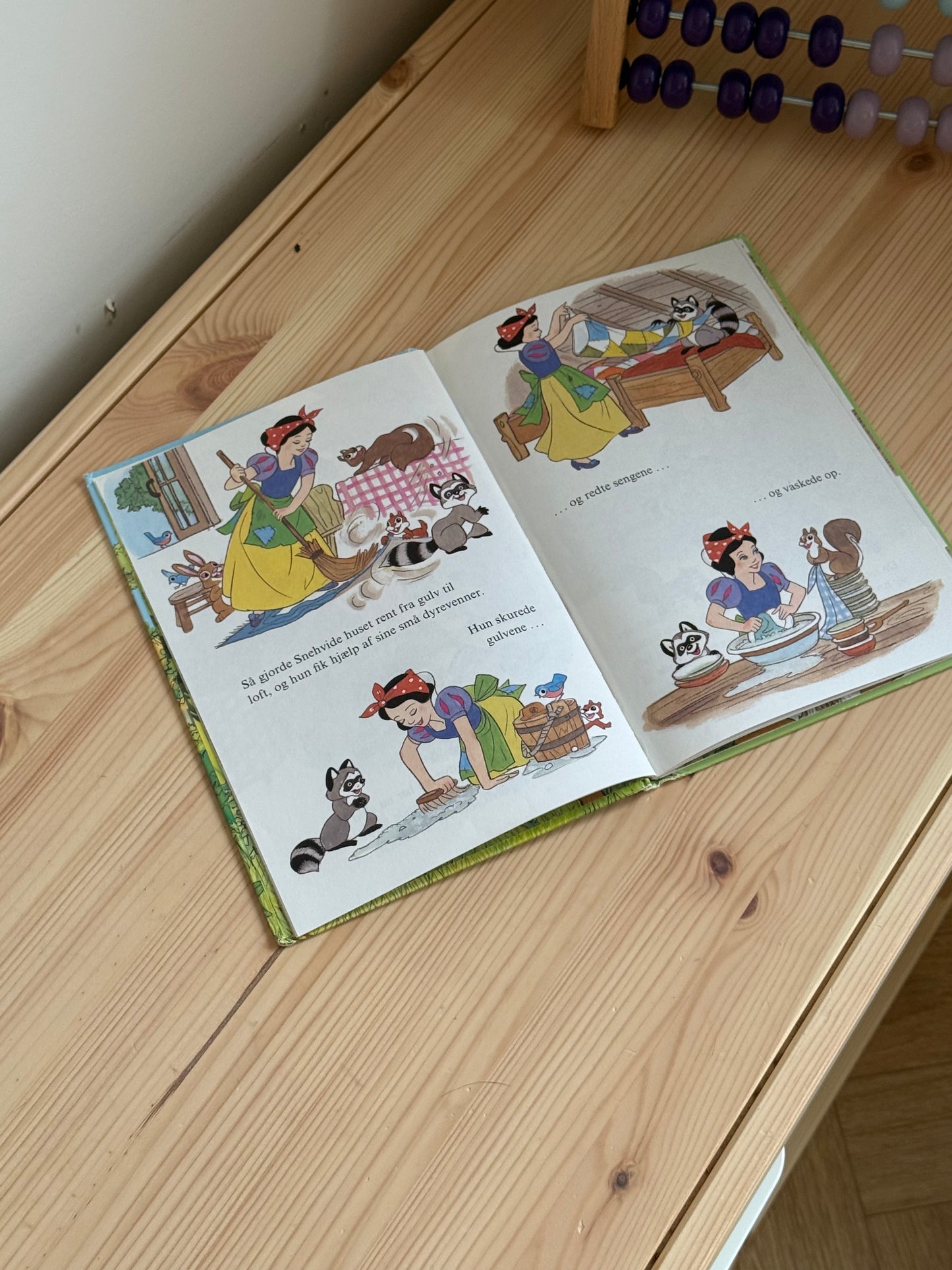 Snehvide og de syv små dværge – Disney bog