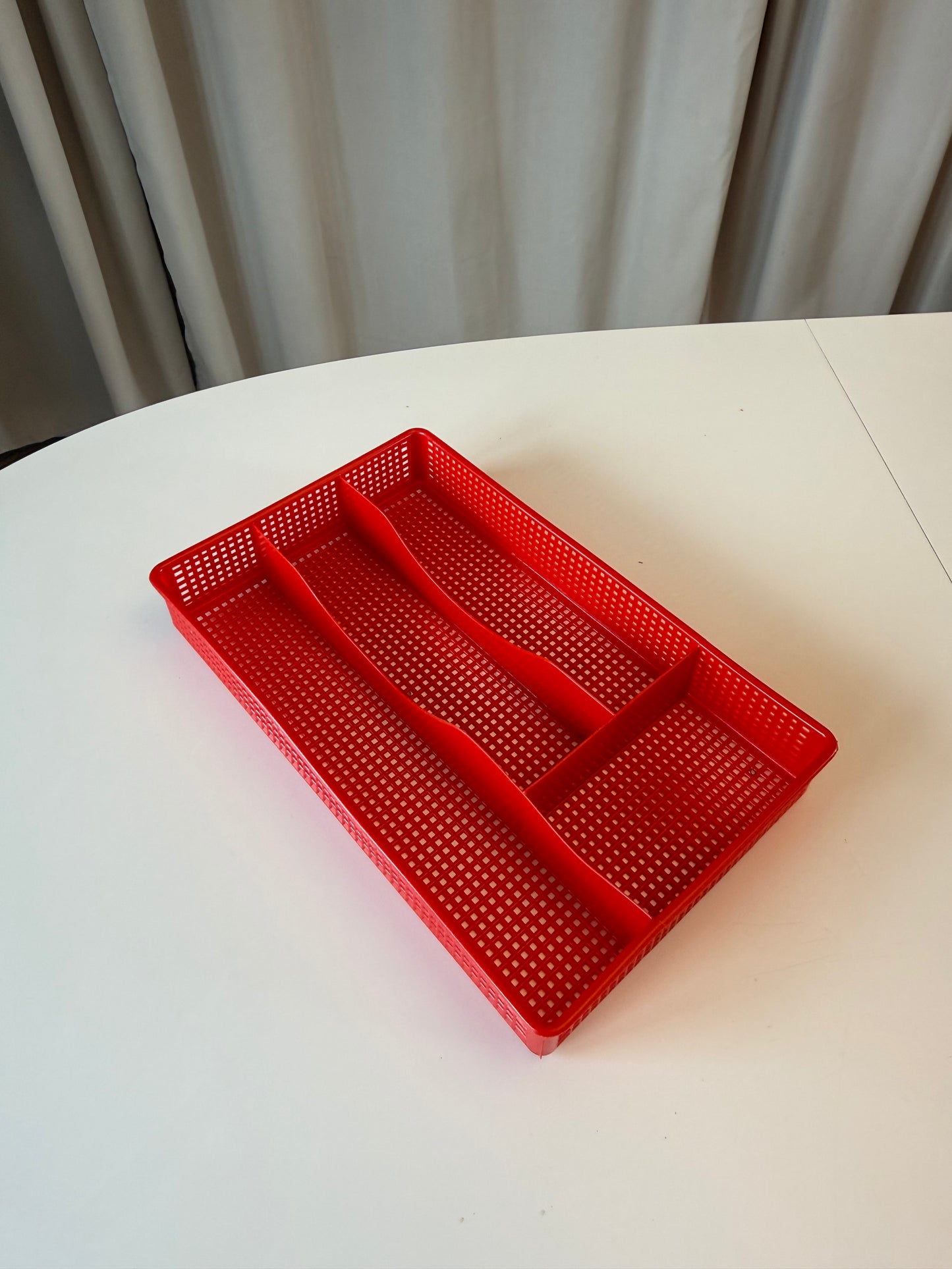 Rød organizer i plast – retro look