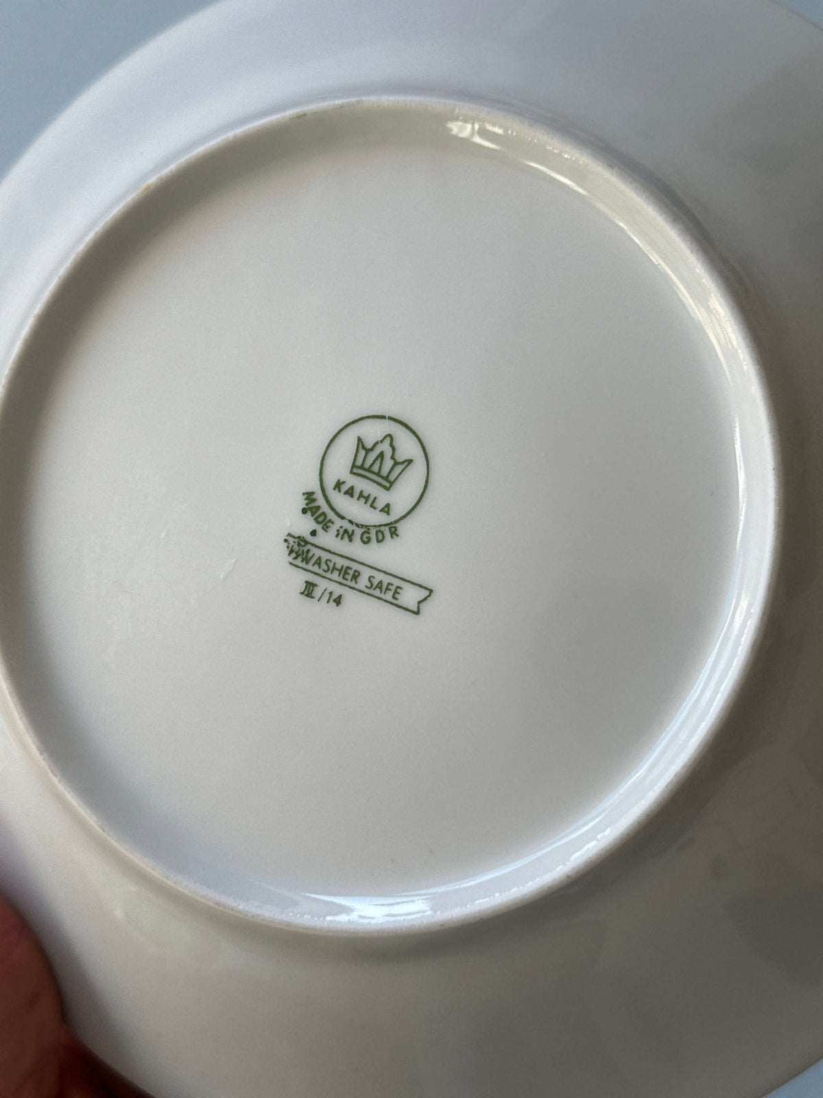 Dyb porcelænstallerken med Kejserens Nye Klæder