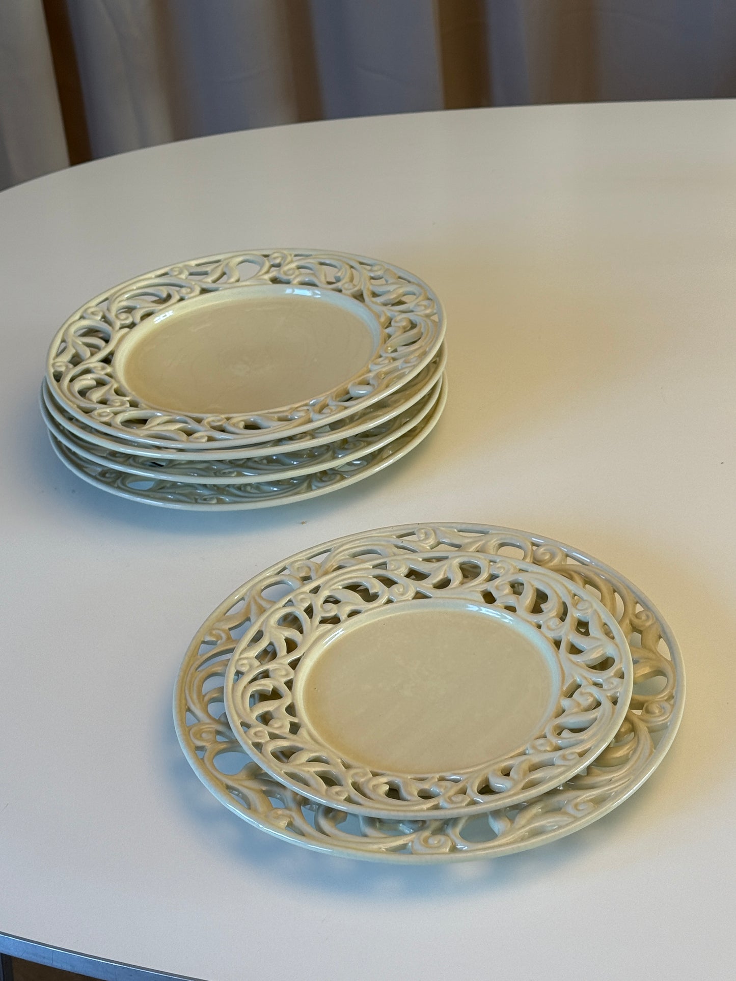 Hvide middagstallerkener i flot mønster