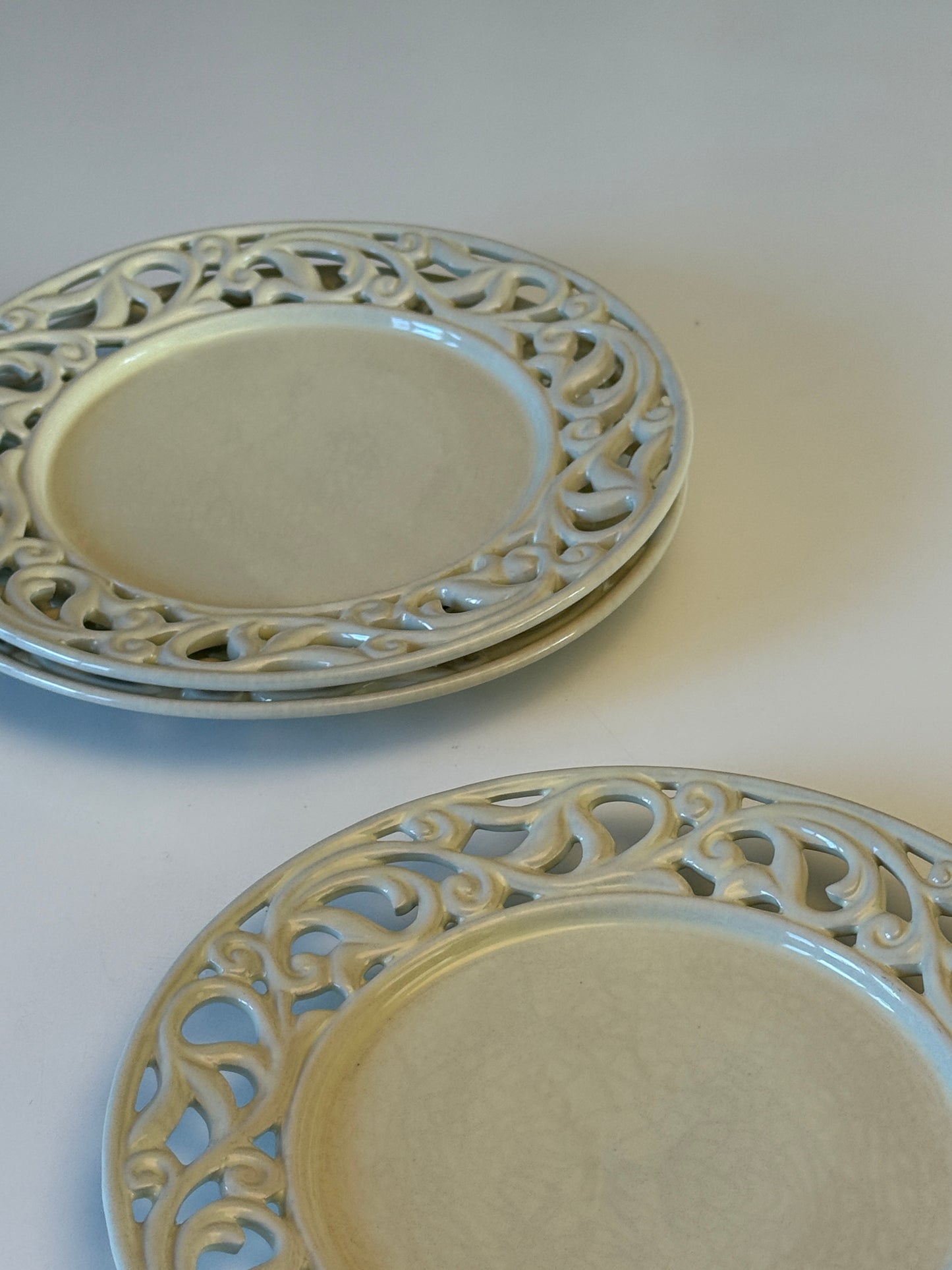 Hvide frokost tallerkener i flot mønster