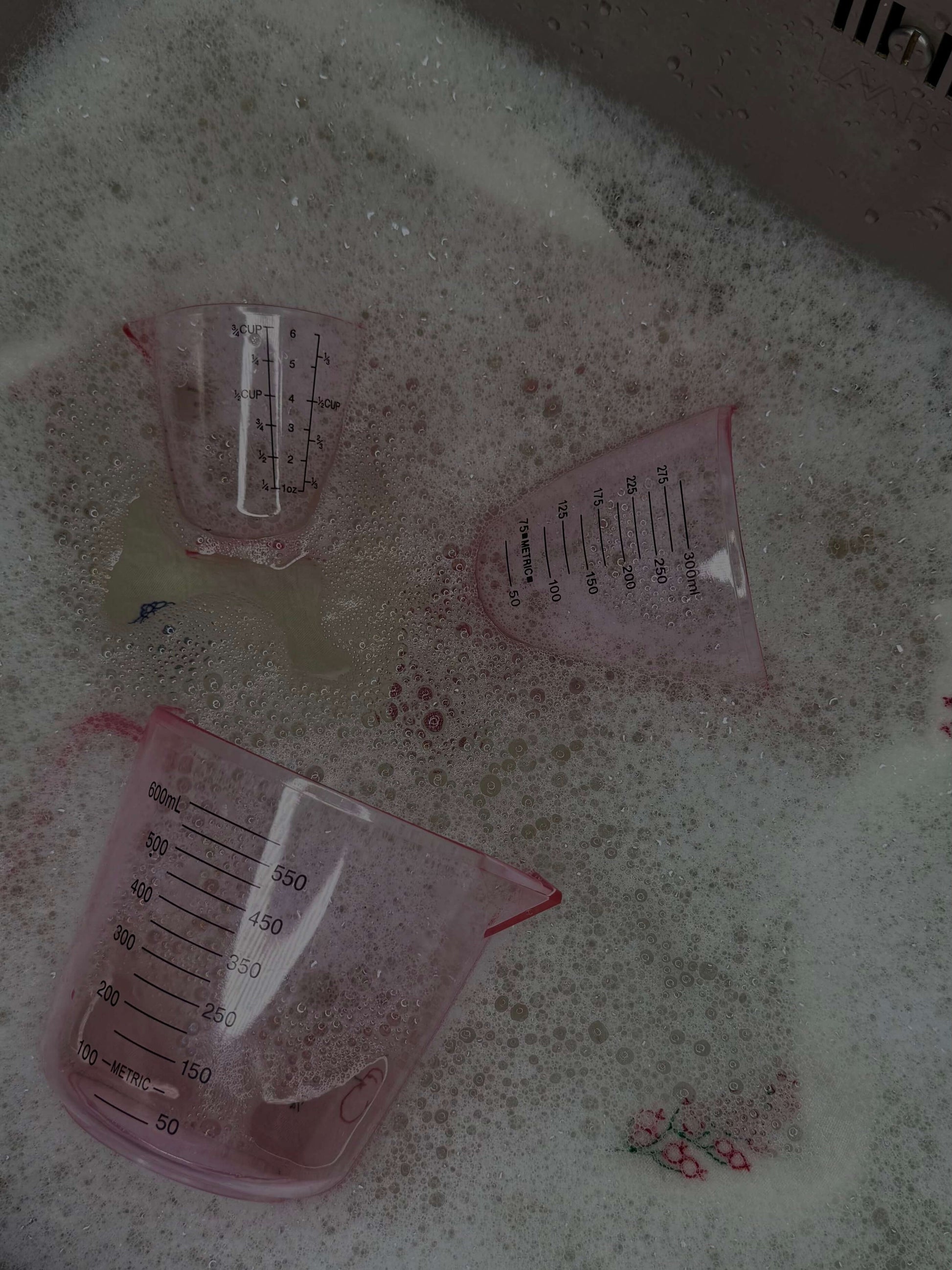 Målebægre i sæbevand – nem rengøring i køkkenet