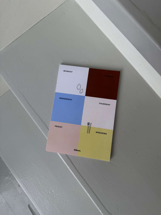 Madplan med farverige felter til hver ugedag