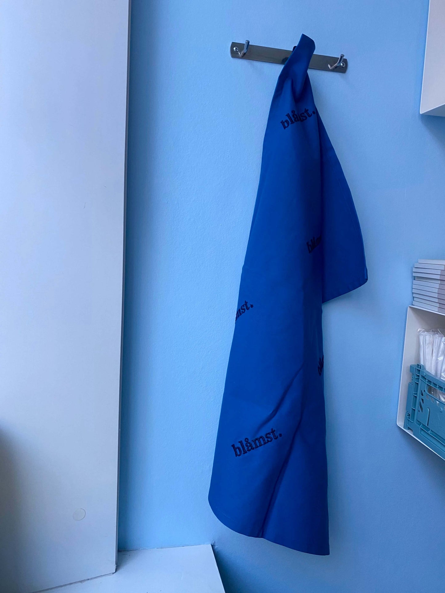 Økologisk blåt viskestykke fra Blåmst – designet i Danmark, produceret i GOTS-certificeret bomuld.