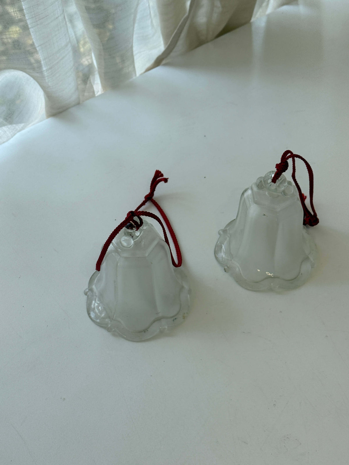 Stor juleklokke i matteret glas