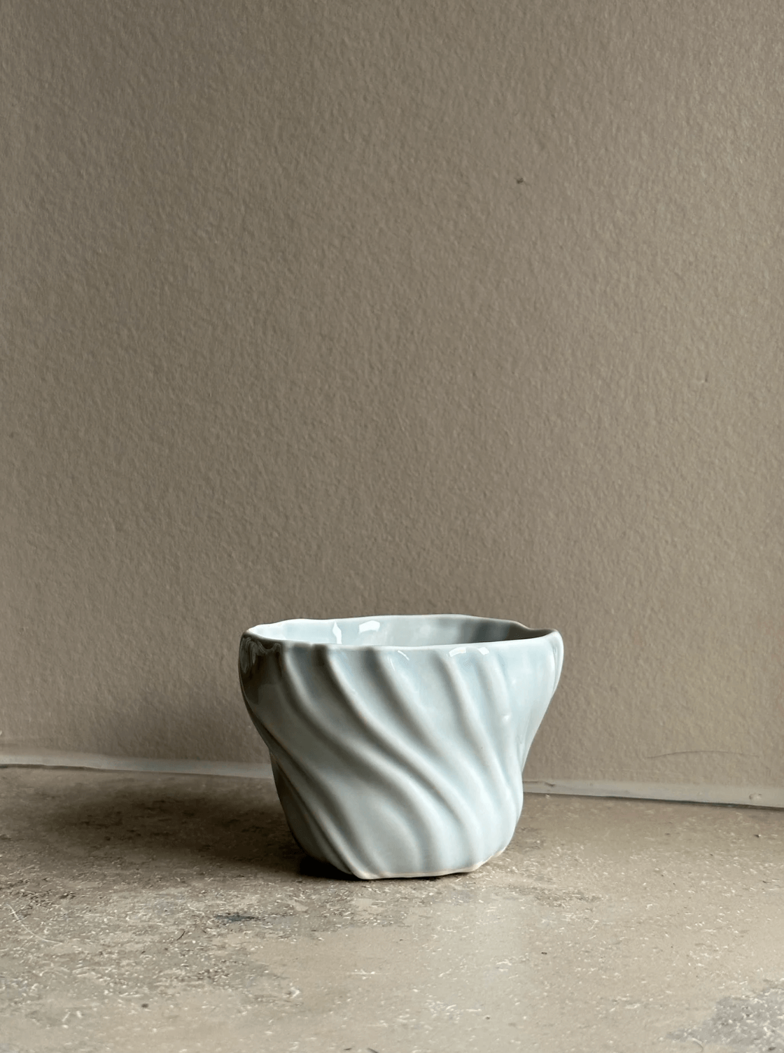 Blå tidevandskop med bølget overflade set på tæt hold.