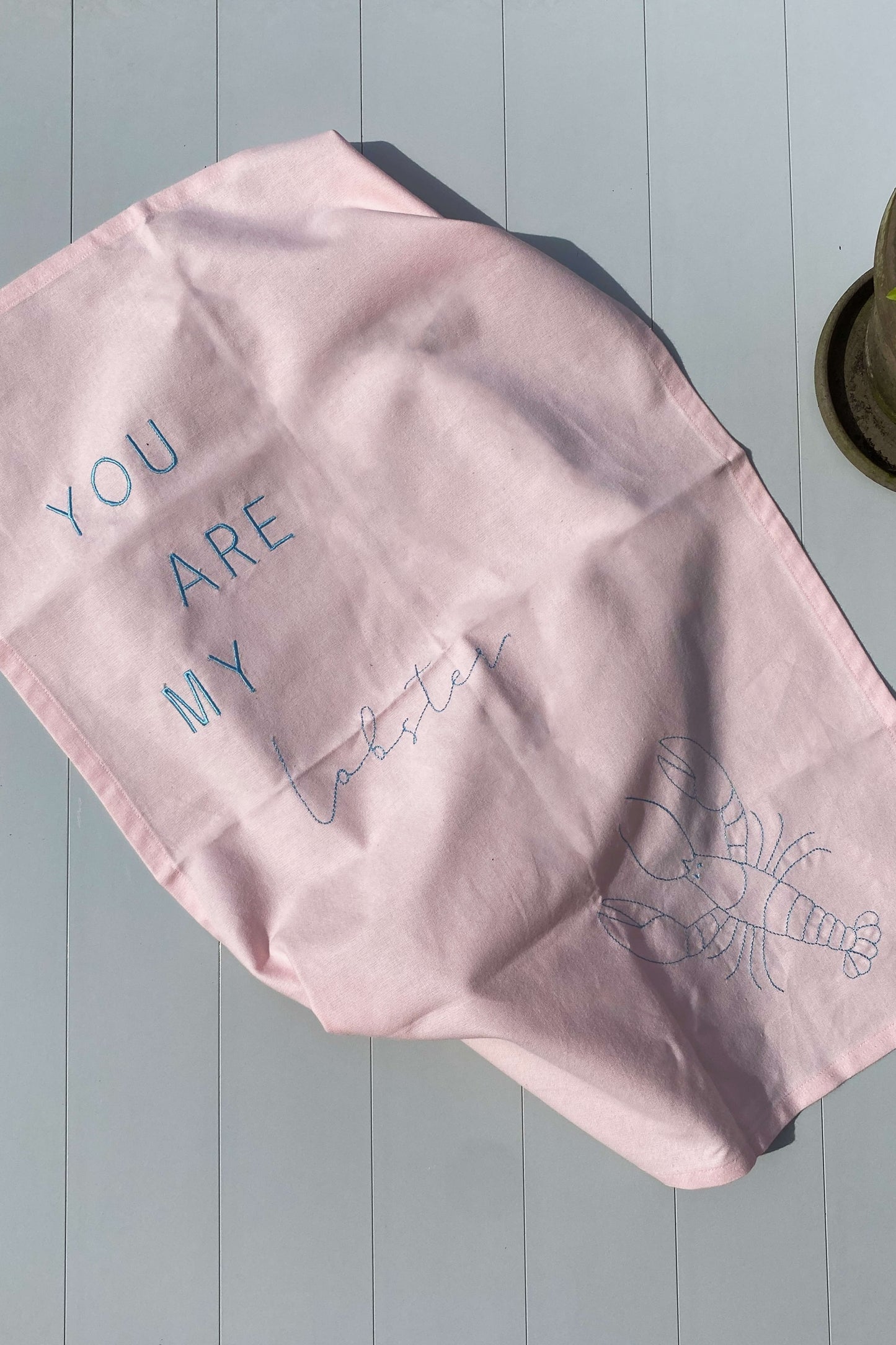 Økologisk viskestykke i lyserød med broderet citat – perfekt gave til Friends-fans og køkkenhygge.