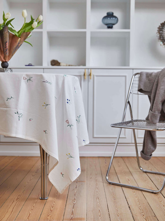 Blåmst Flower Dug med håndbroderede blomster i økologisk bomuld, perfekt til at skabe en hyggelig borddækning.