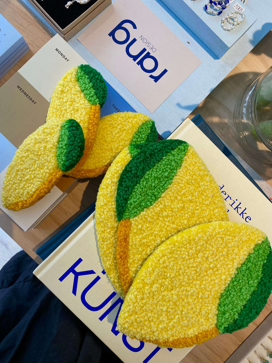 Flere citron vægtæpper i gule og grønne nuancer – en farverig og kunstnerisk dekoration.