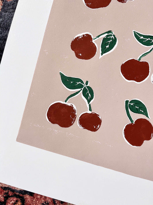 CHERRIES kunstværk i ramme holdt i hånden – klar til ophængning.