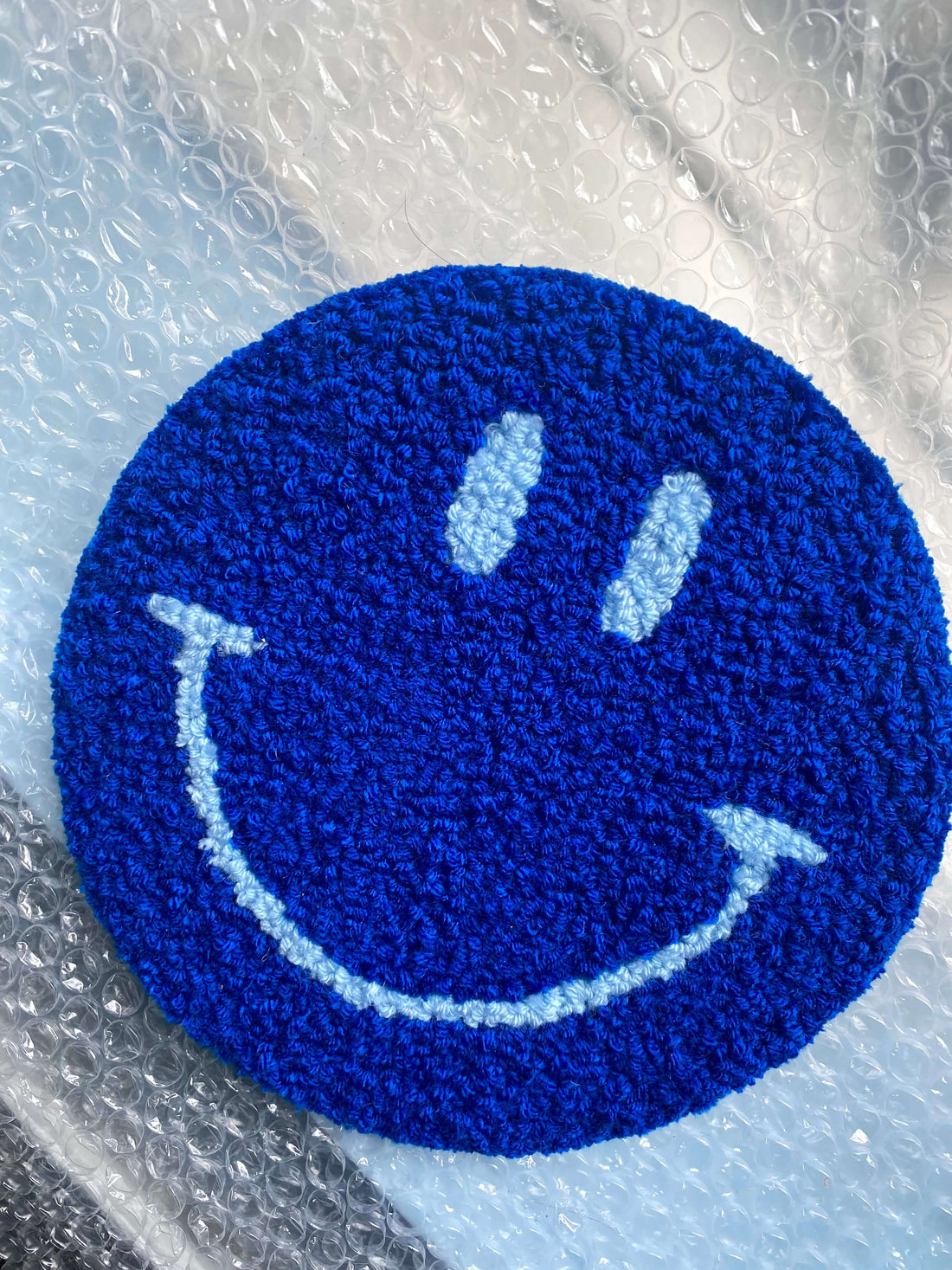 Hæng glæde på væggen: Blåmst’s Smiley Vægtæpper i forskellige farver