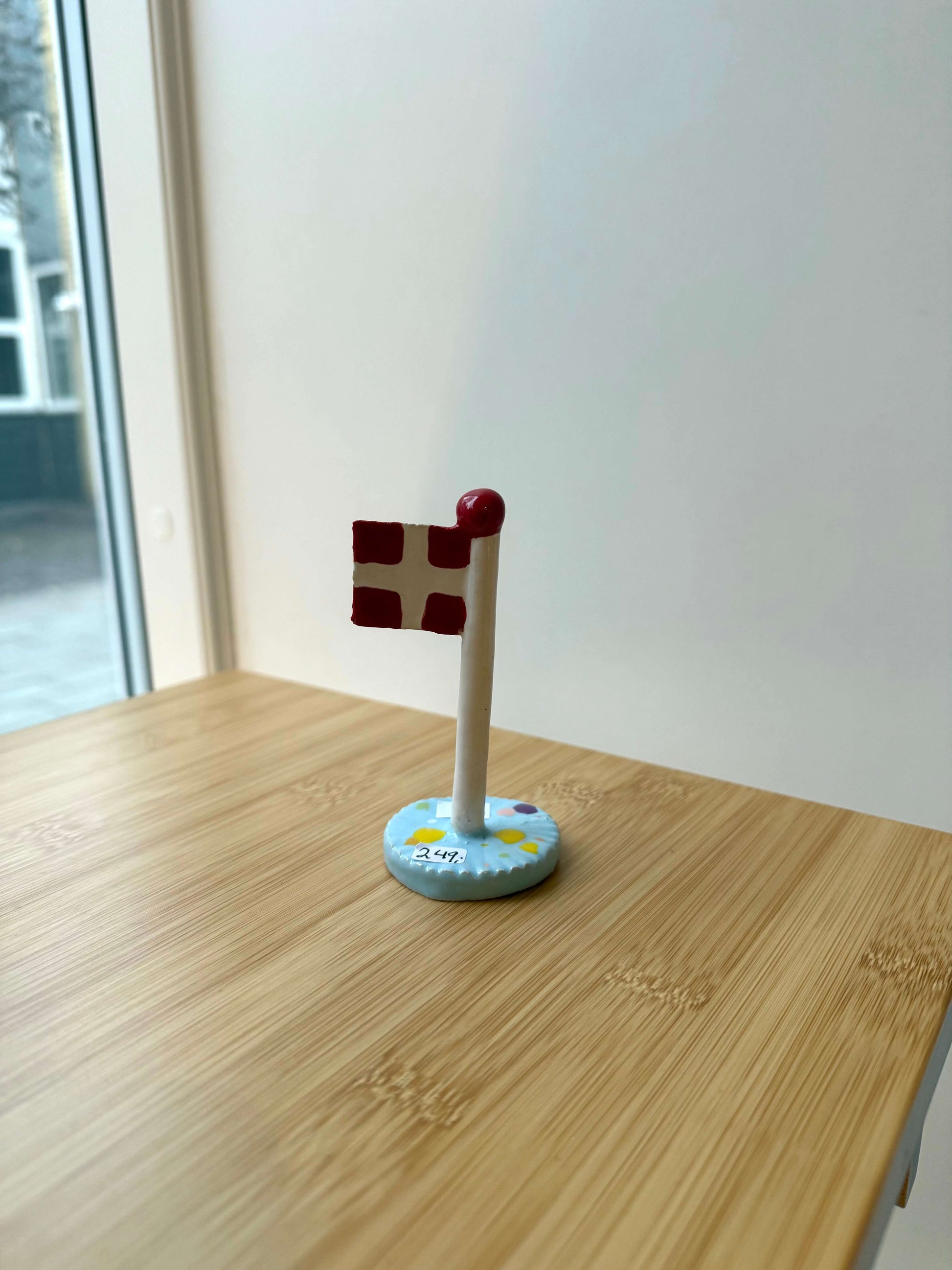 Håndlavede keramikflag fra TheClayPlay – unikke, farverige og skabt med personligt håndværk.