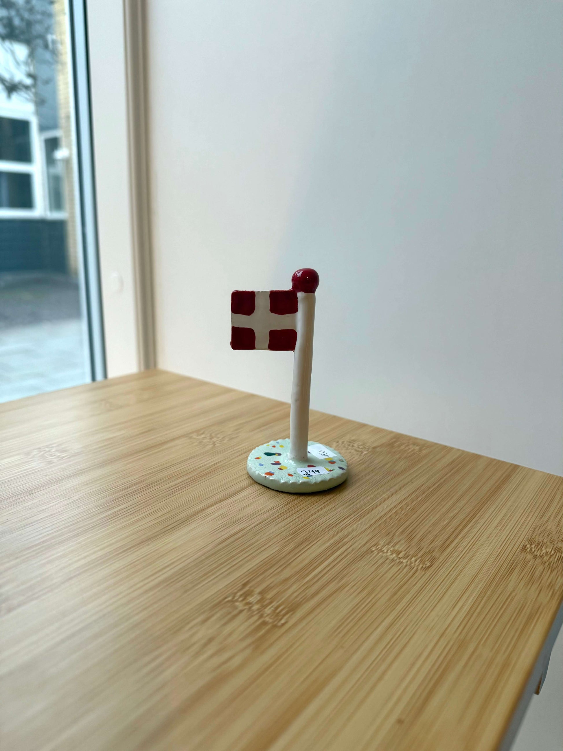 keramikflag med grøn bund og polka prikker