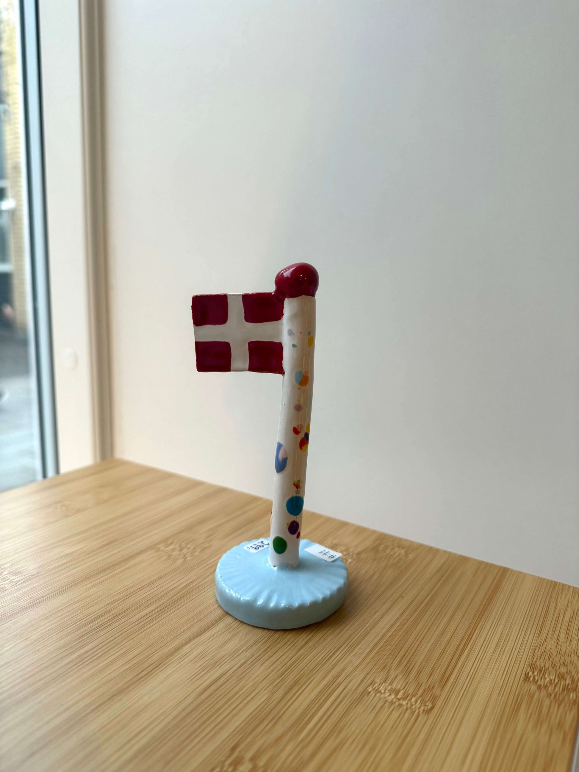 keramikflag med polkaprikker på flagstang