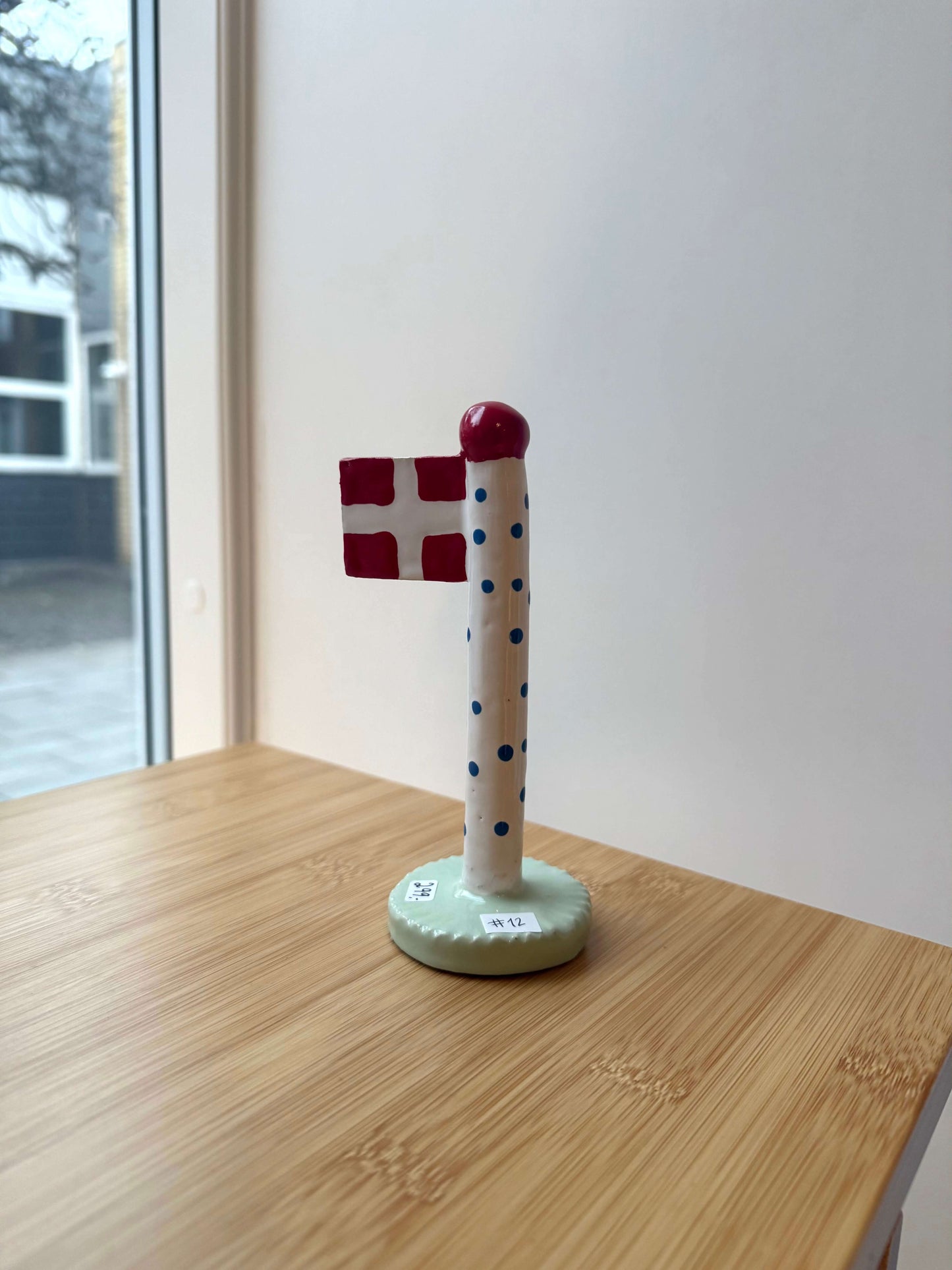 keramikflag med blå polkaprikker