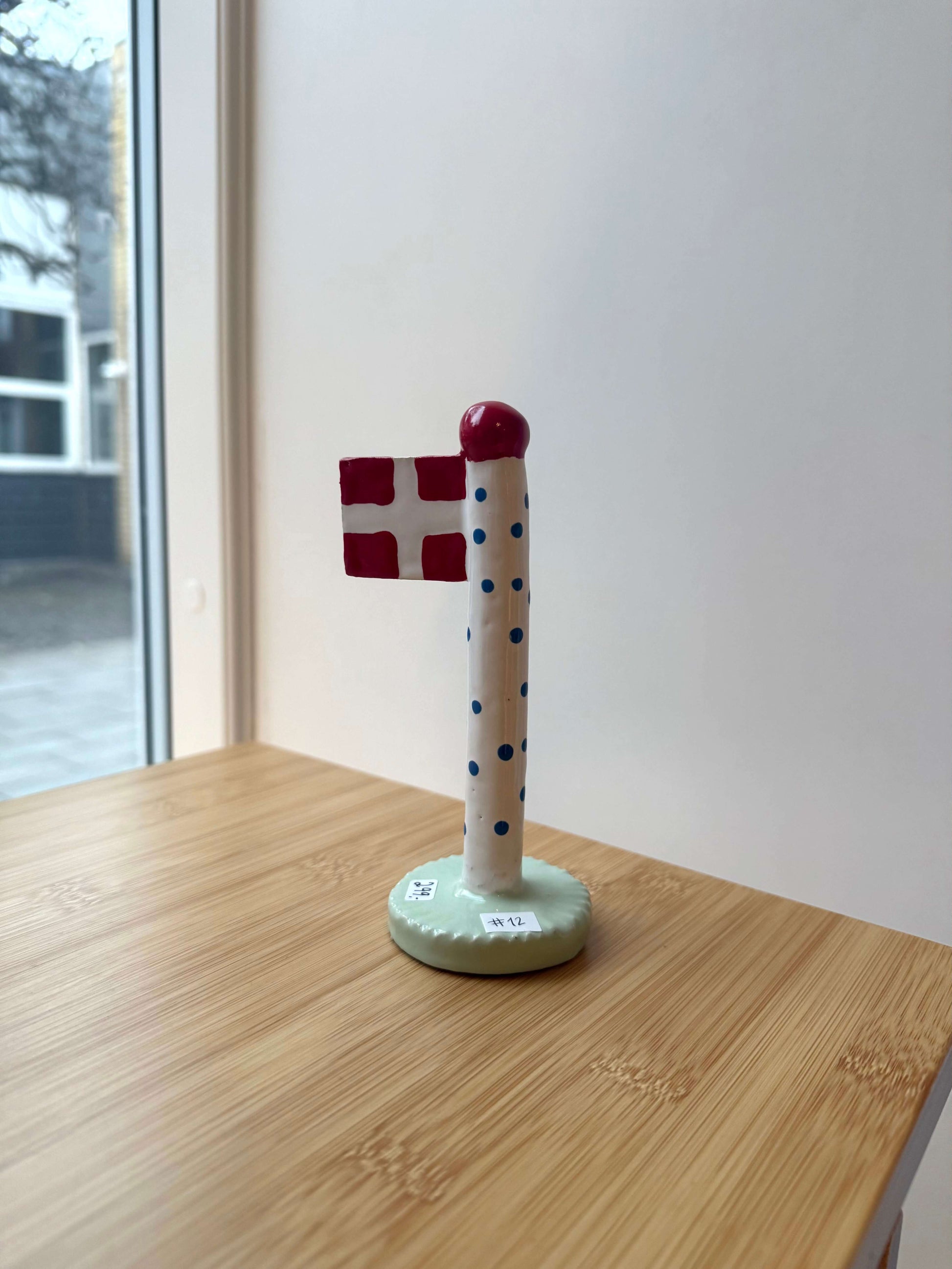 keramikflag med blå polkaprikker