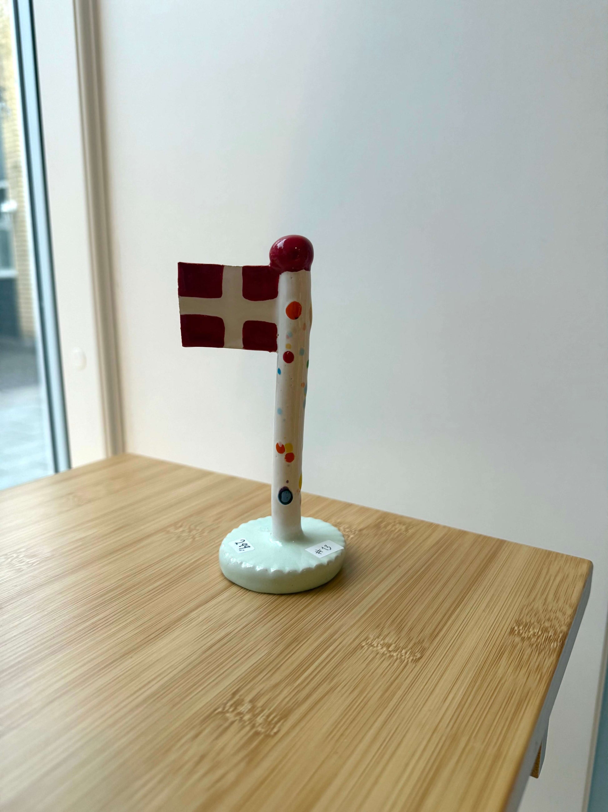 keramikflag med farvede polkaprikker