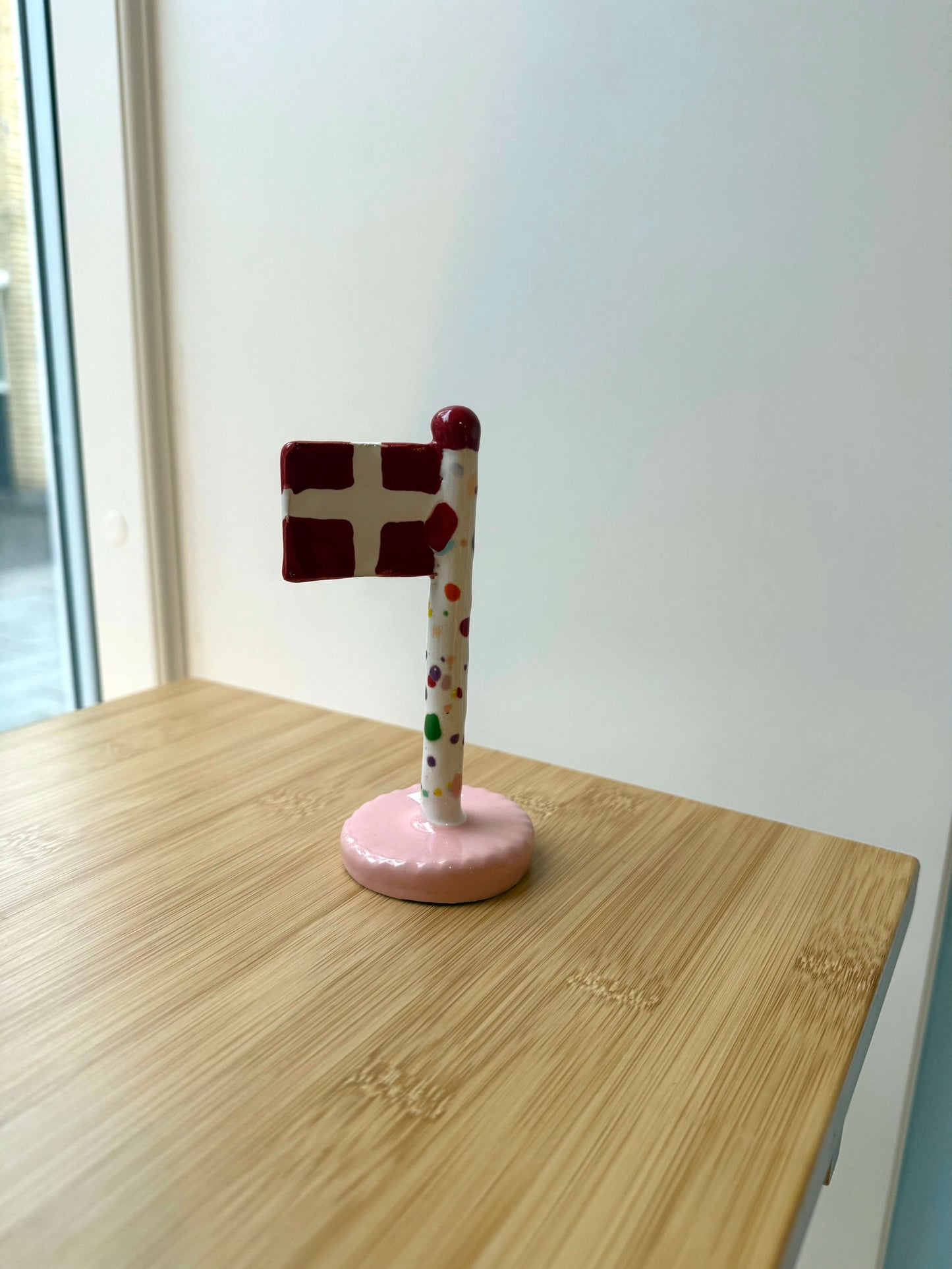 keramikflag med polka og lyserød bund