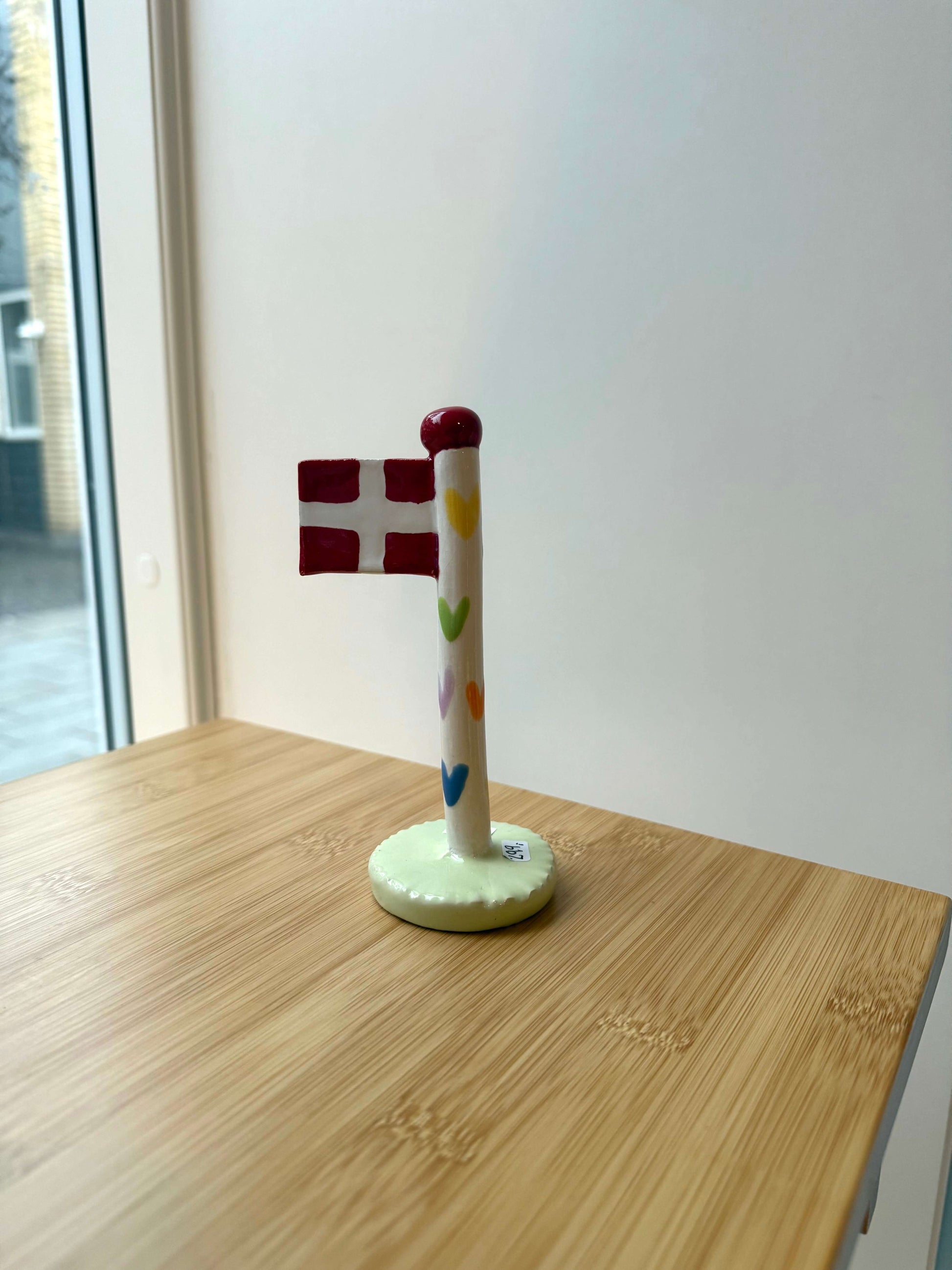 keramikflag med farvede hjerter på stang
