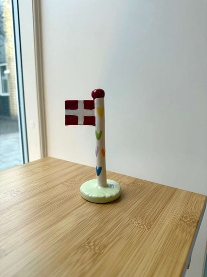 keramikflag med farvede hjerter på stang