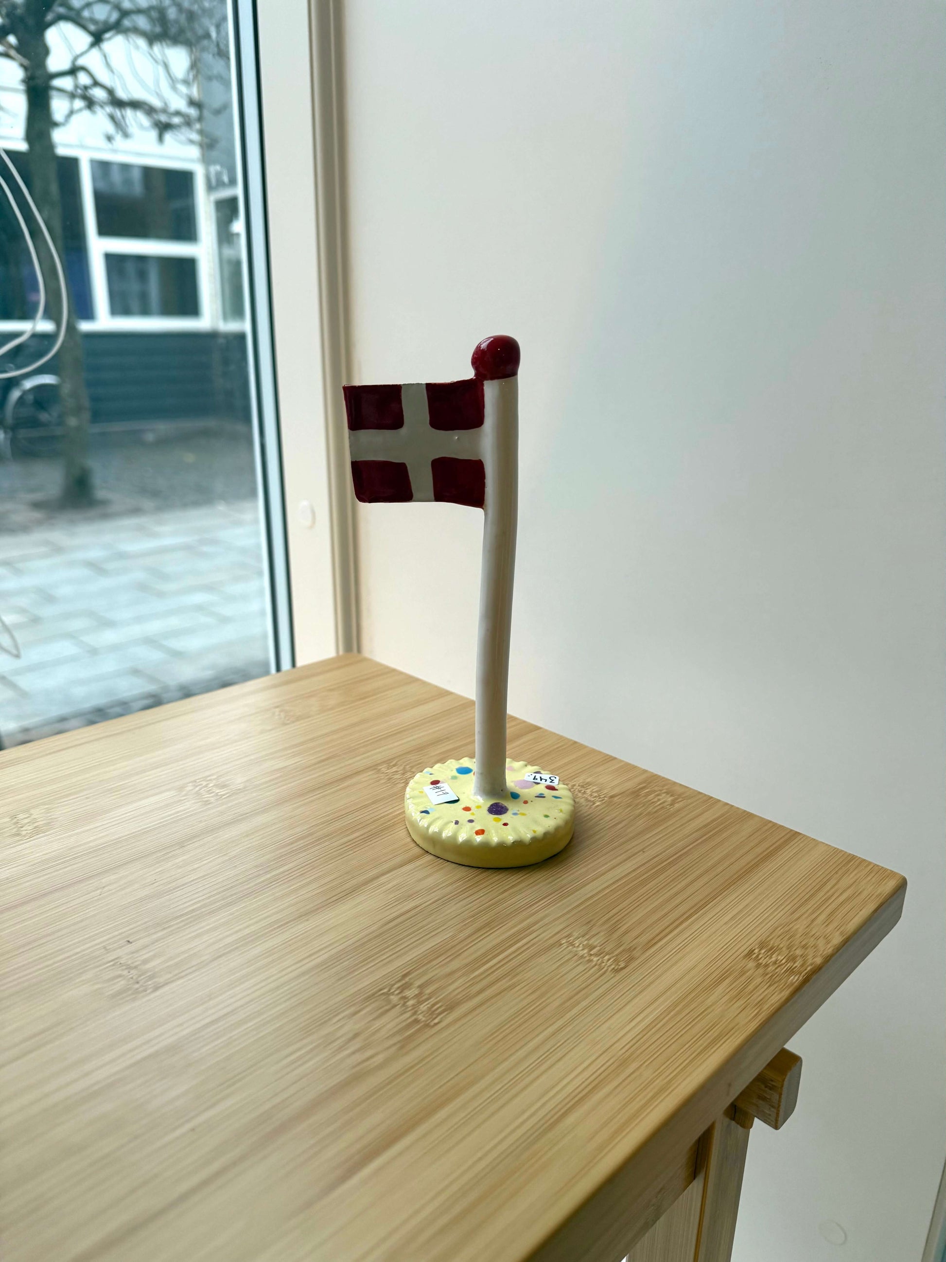 keramikflag med gul polka bund