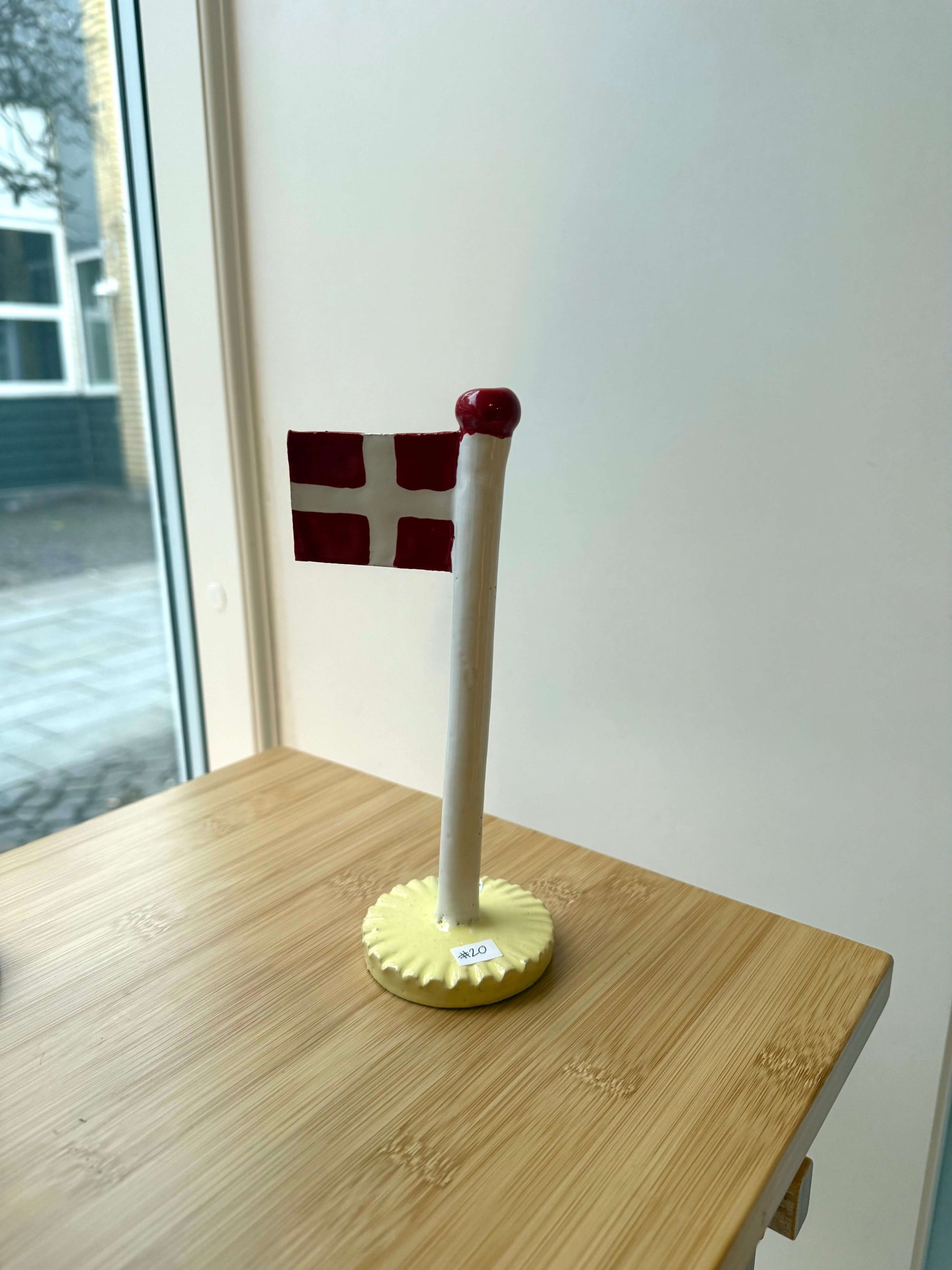 keramikflag i stor version med gul bund