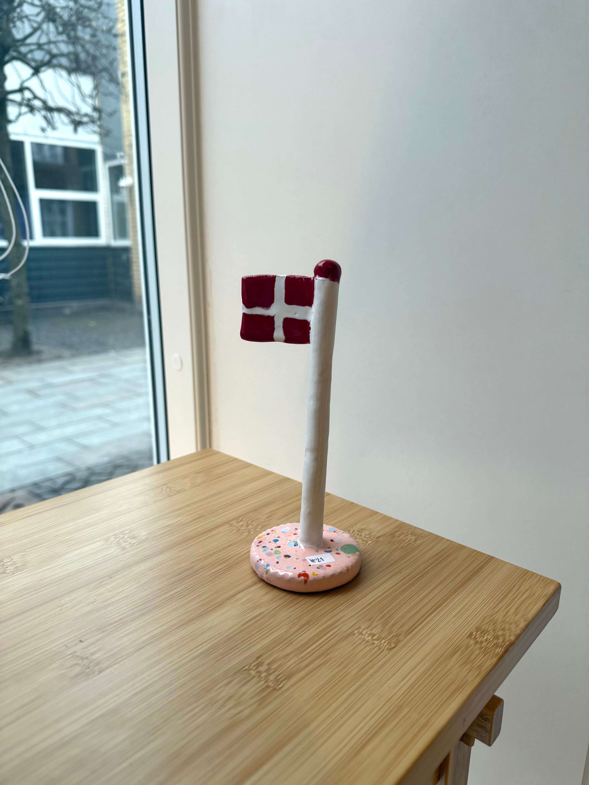 keramikflag med lyserød bund og polka