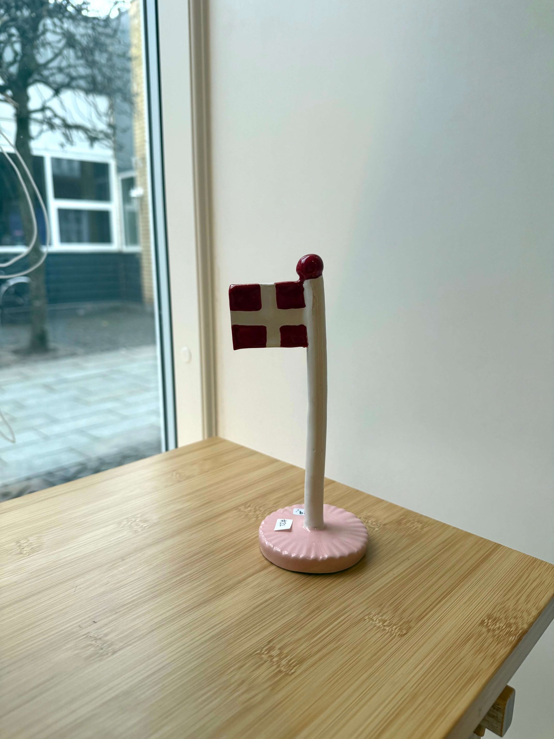 keramikflag med lyserød bund