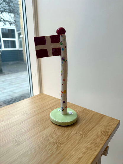 keramikflag med farvede prikker og grøn bund