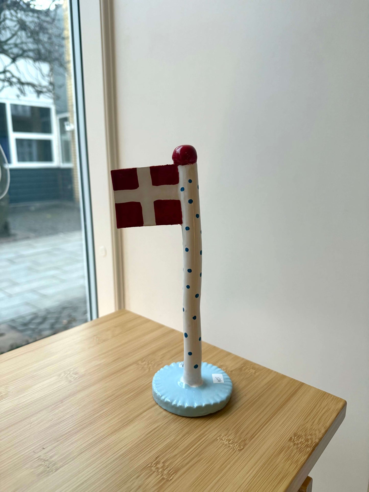 keramikflag med blå prikker og blå bund