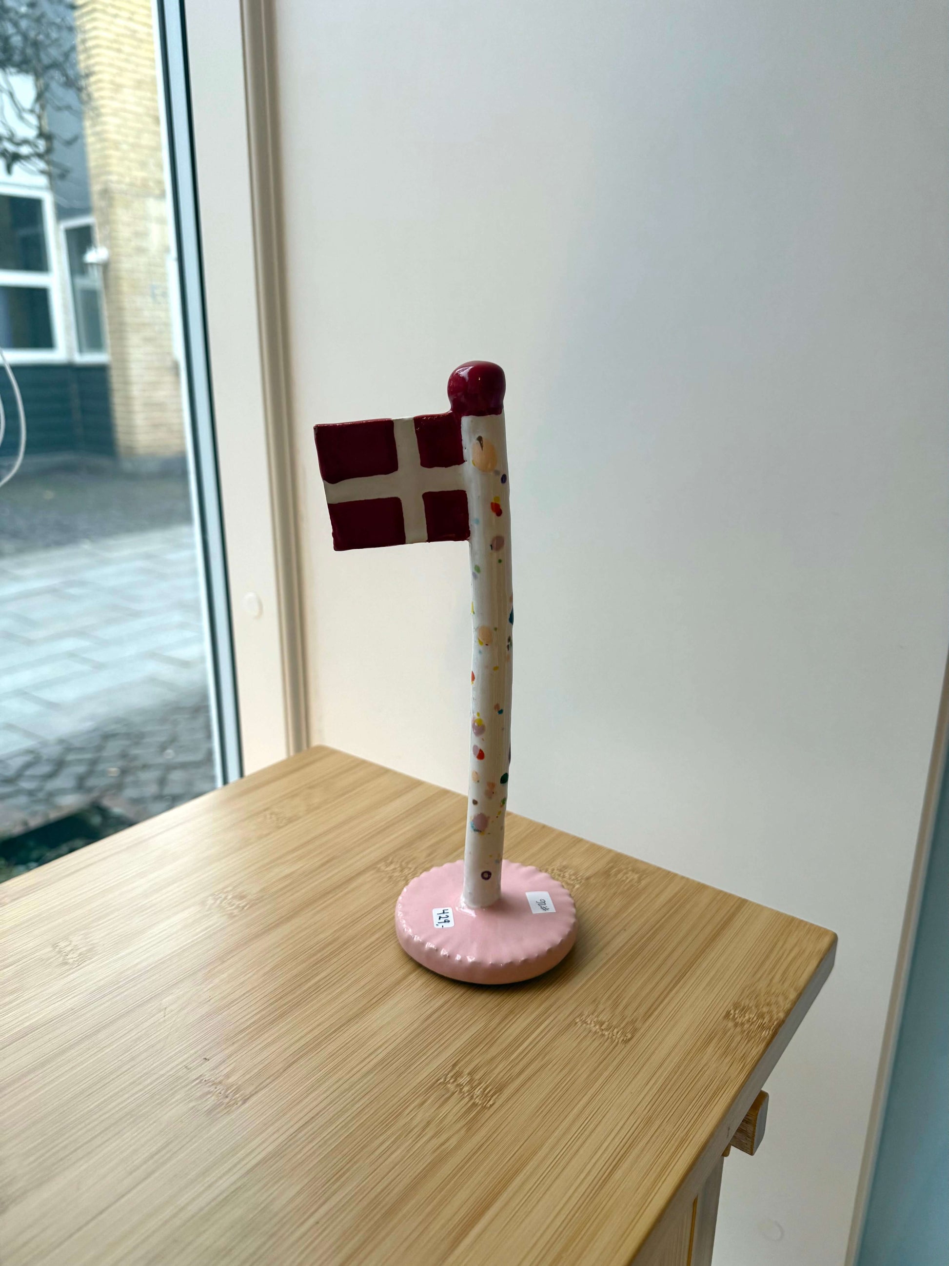 keramikflag farvede prikker og lyserød bund