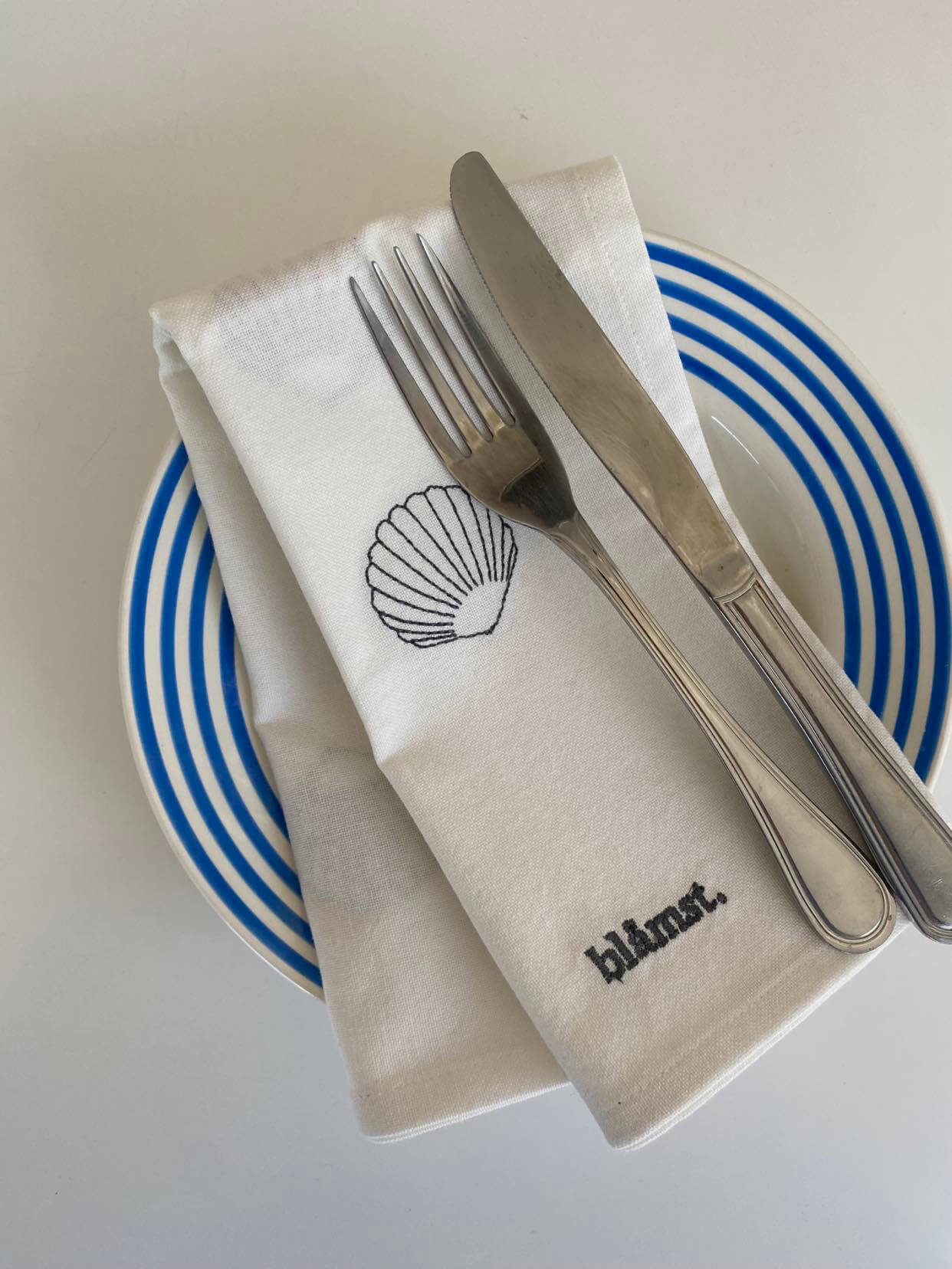 Musling stofservietter i 2-pak – håndbroderede muslinger på blødt stof. Perfekte til en elegant og maritim borddækning.