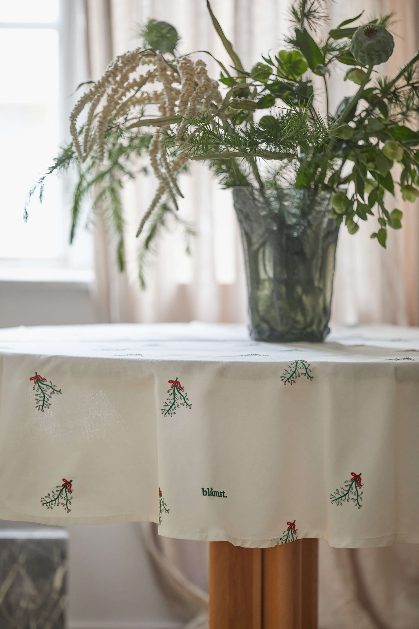 Mistletoe Tablecloth - Round