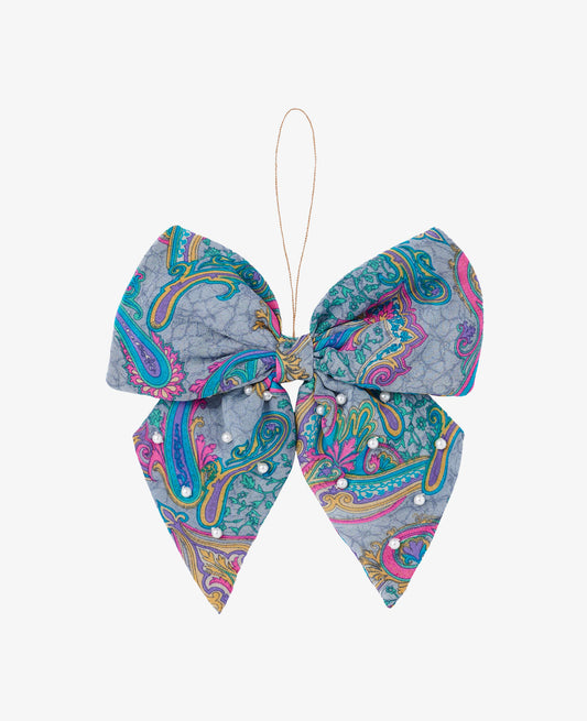 Blåt Bow Silk Ornament med håndpåsyede perlemorperler – smukt og bæredygtigt julepynt.