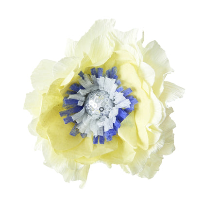 Blå og gule silkeblomster i buket til borddekoration