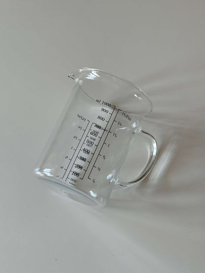 Glas målebæger med hældetud