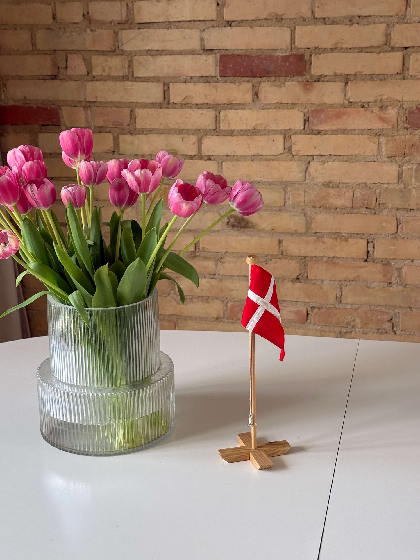 Bordflag i træ med Dannebrog