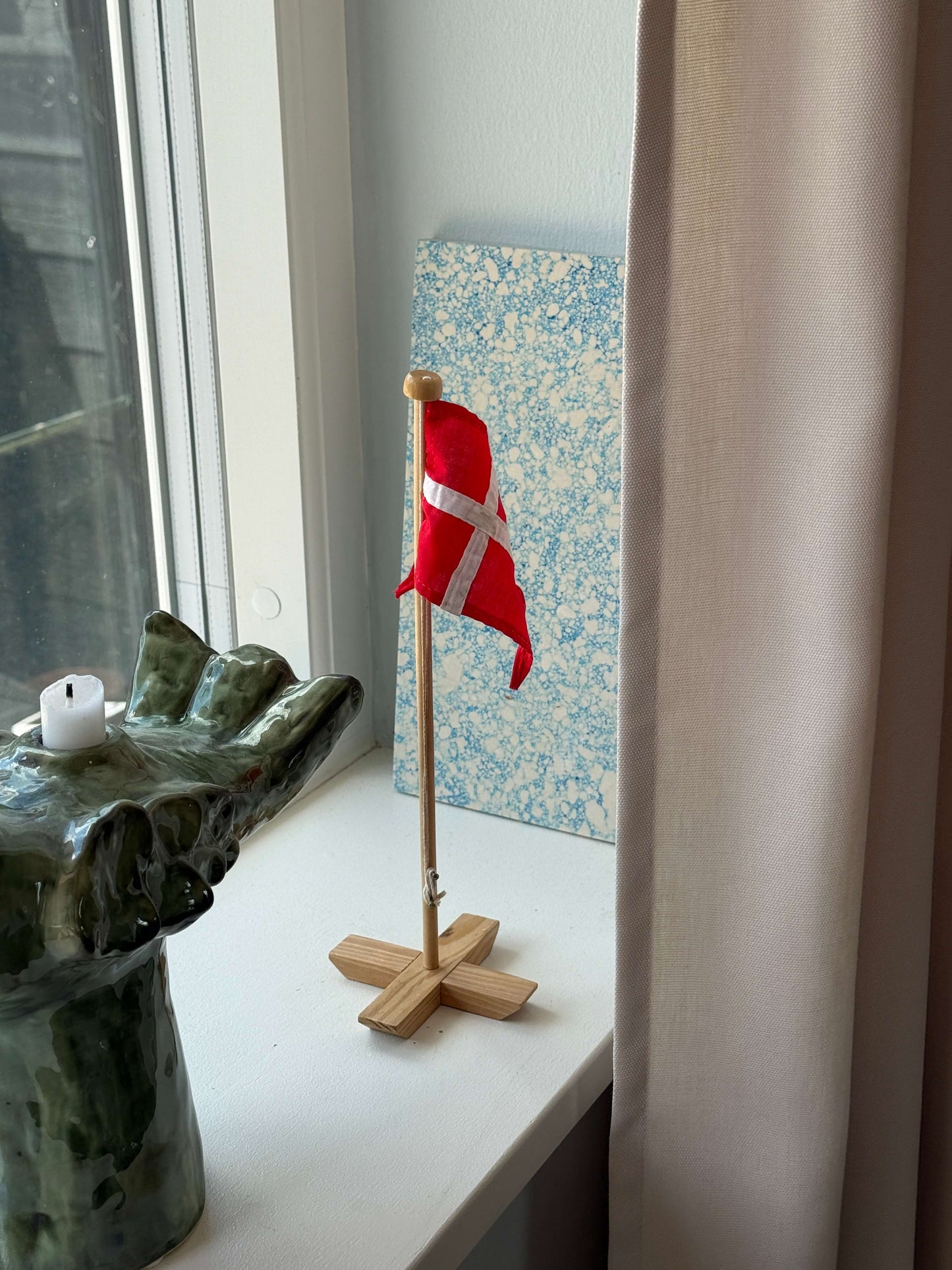 Bordflag i træ med Dannebrog