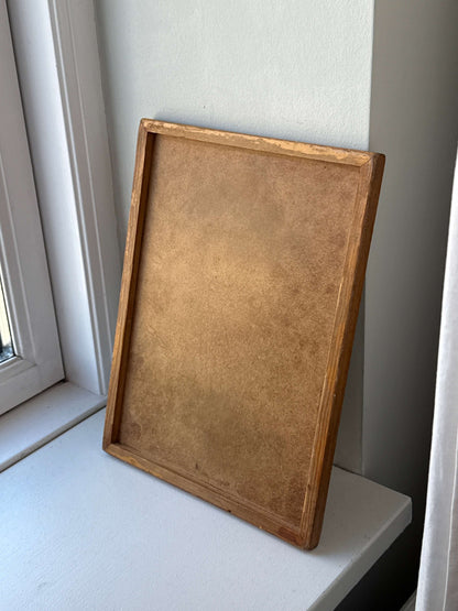 Træramme med mosaik- og flisekunst